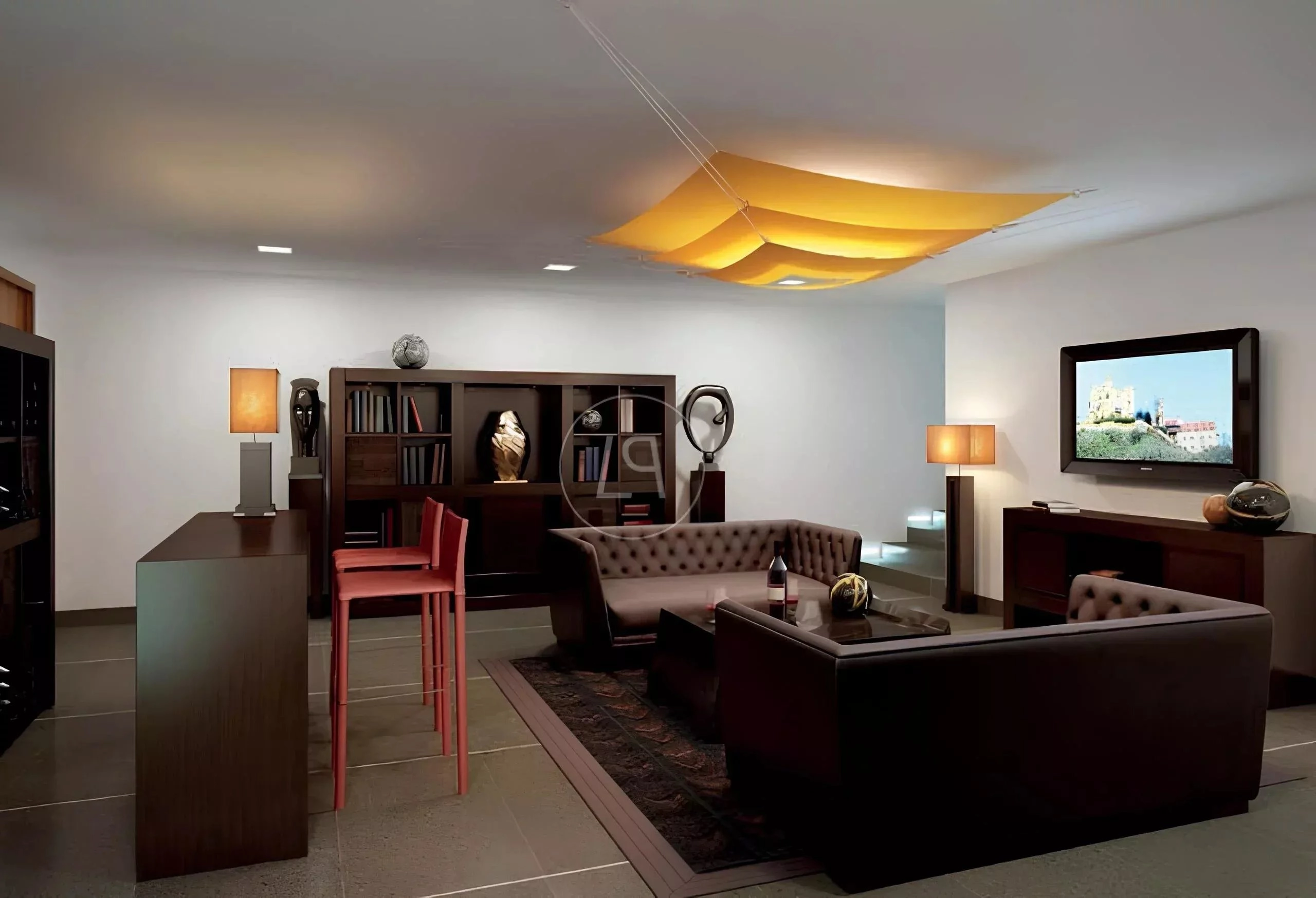 Modernes Lounge-Zimmer mit Kunstobjekten