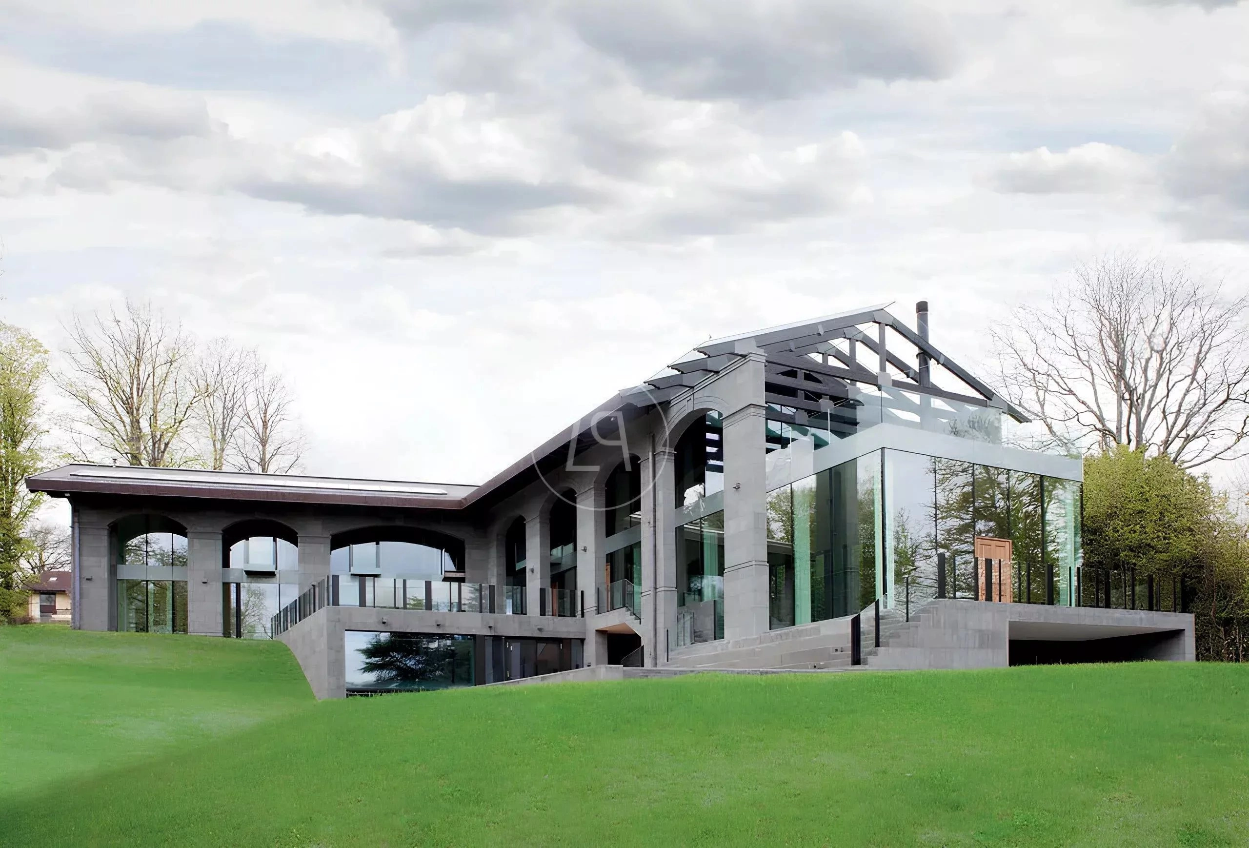 Moderne Villa mit Glasfassade und geneigtem Dach