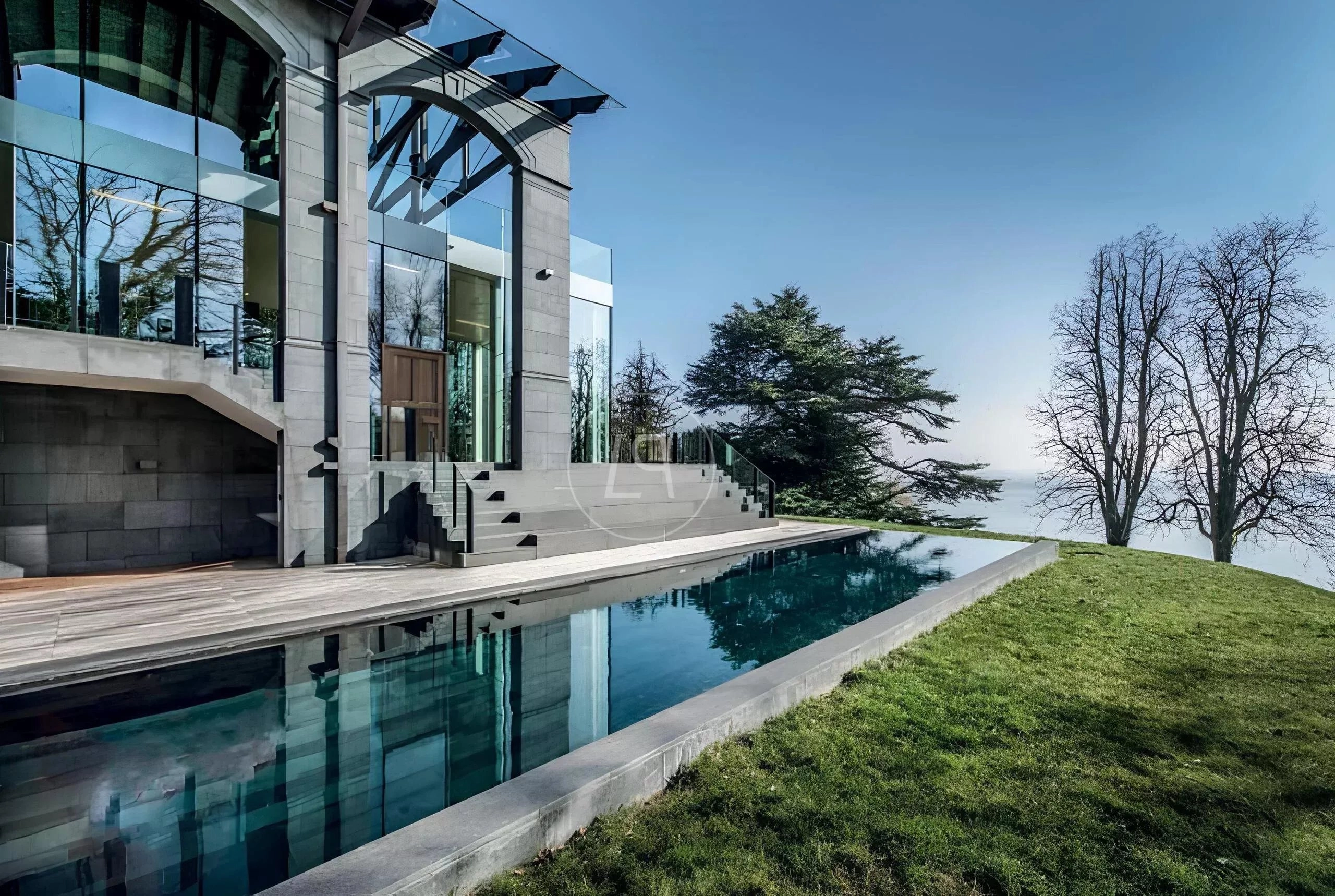 Modernes Luxus-Anwesen mit Pool und Seeblick