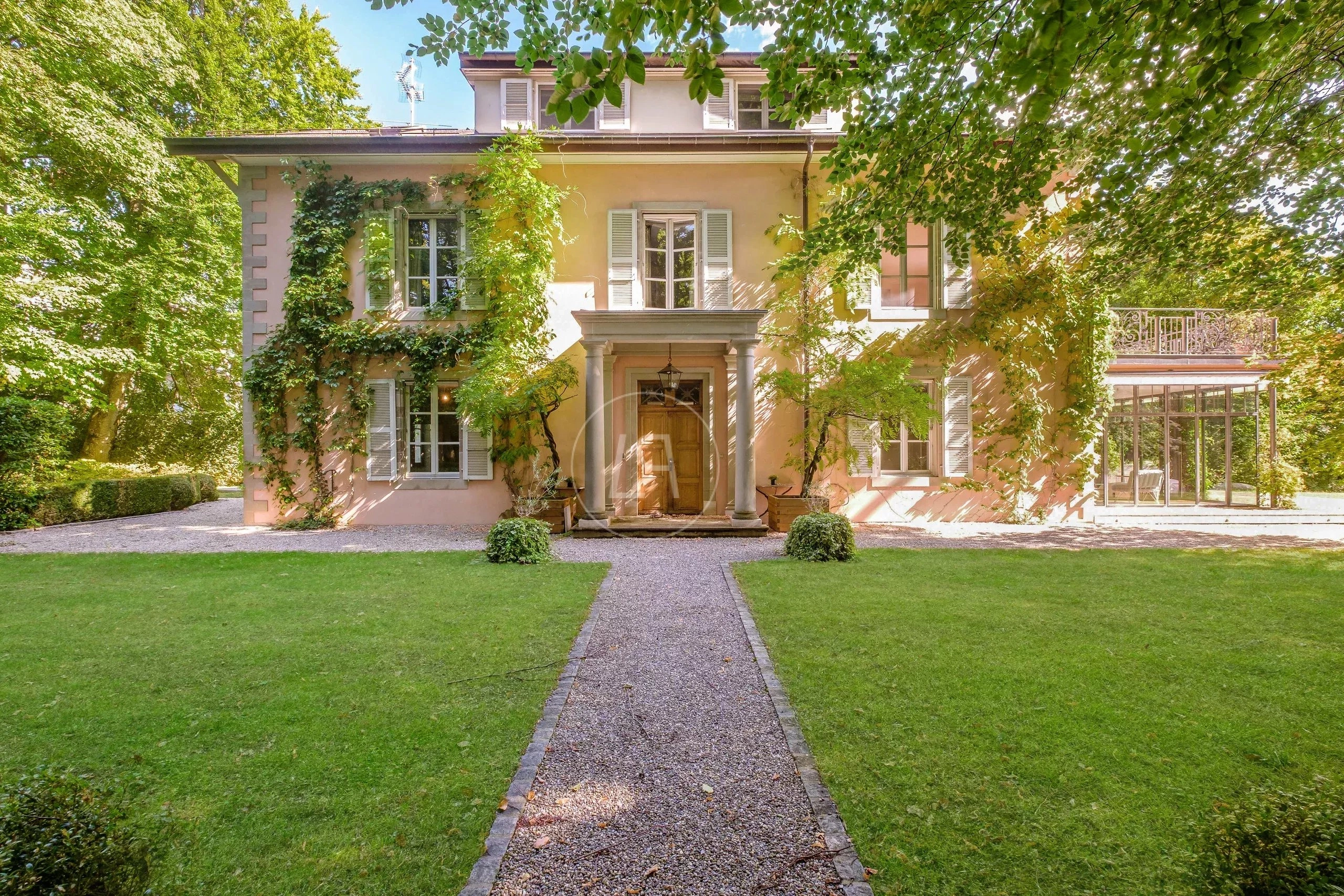 Historische Villa mit Gartenfront