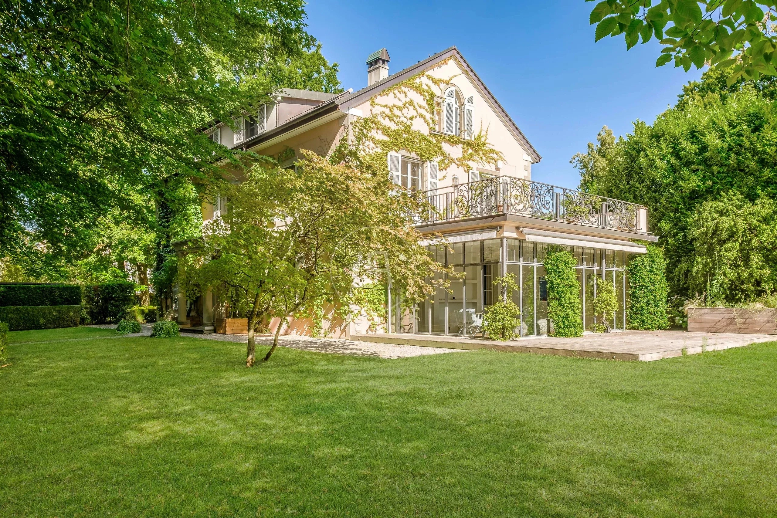 Elegantes Landhaus mit Garten