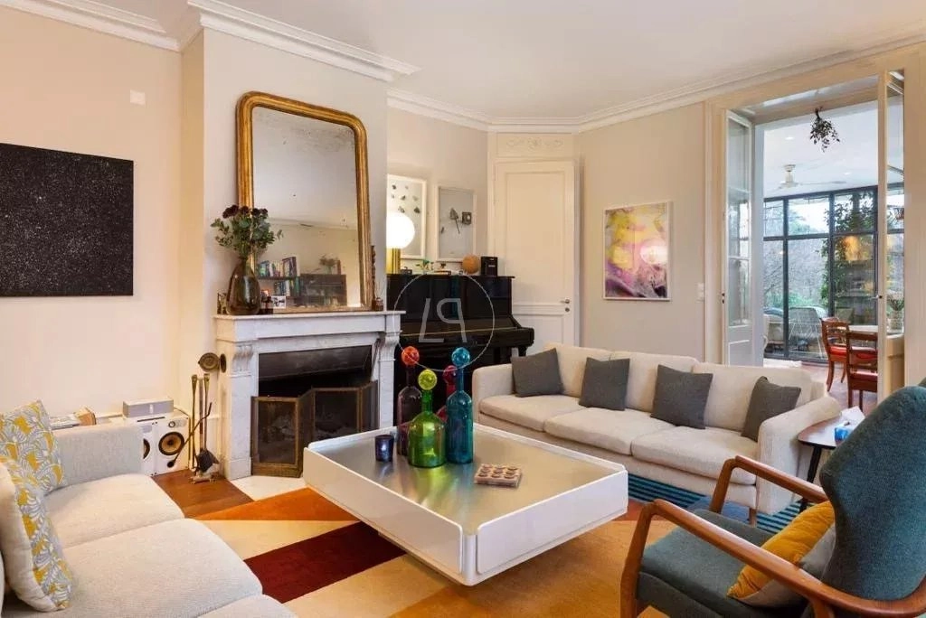 Helles Wohnzimmer mit Kamin und Wintergartenblick