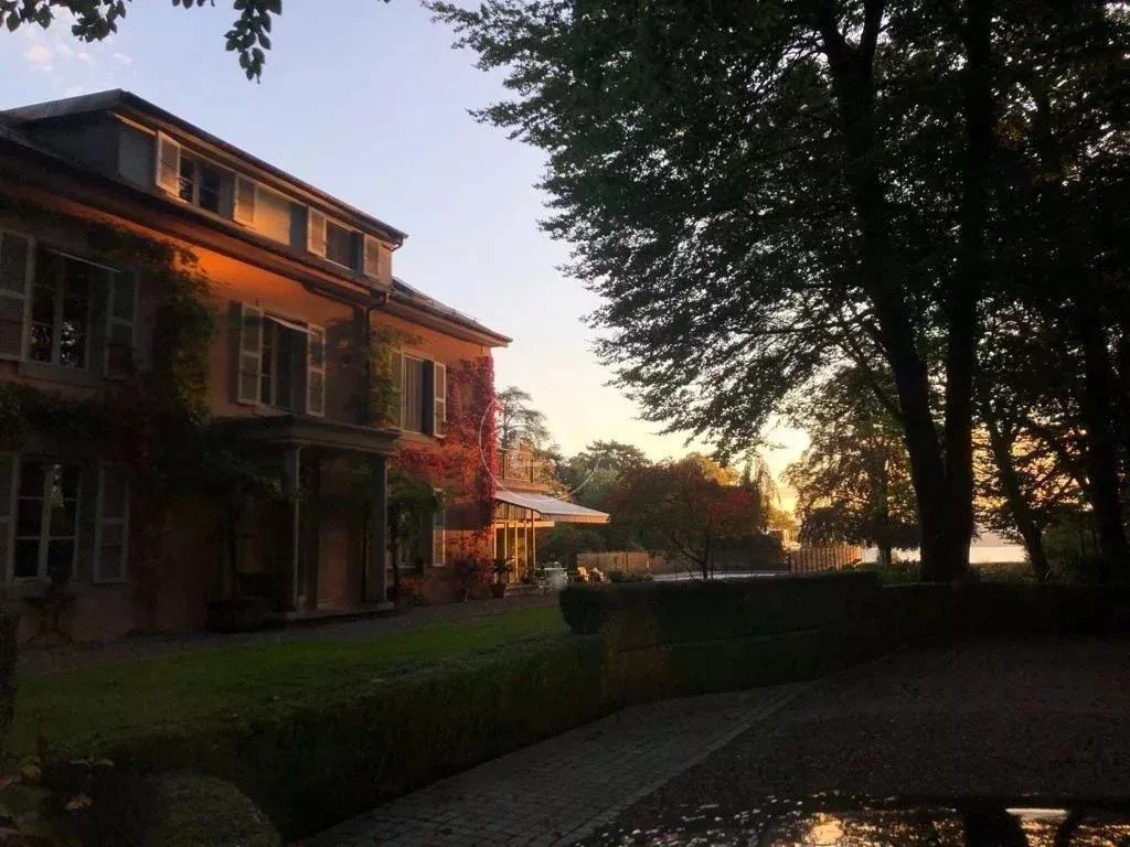 Historisches Herrenhaus im Abendlicht