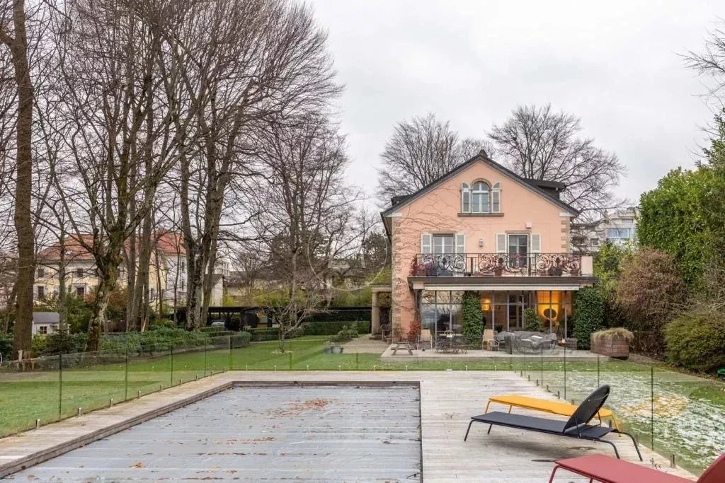 Garten mit Pool und Einfamilienhaus