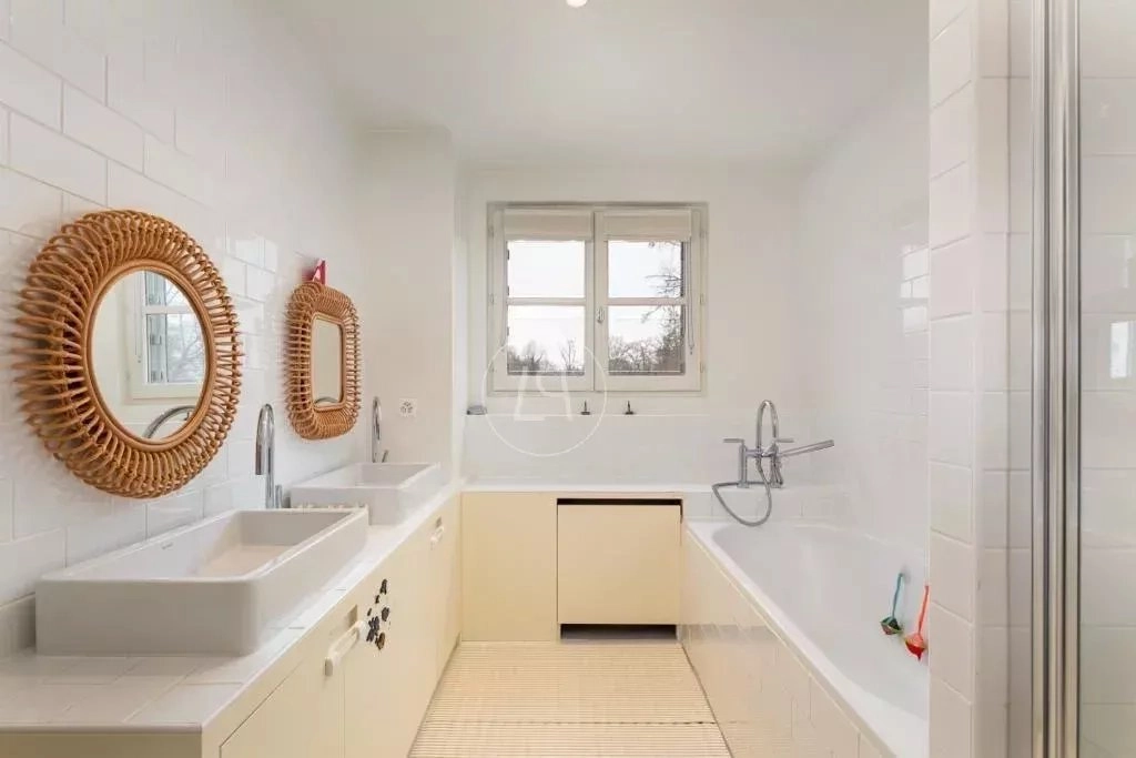 Helles Badezimmer mit Badewanne und Doppelwaschbecken