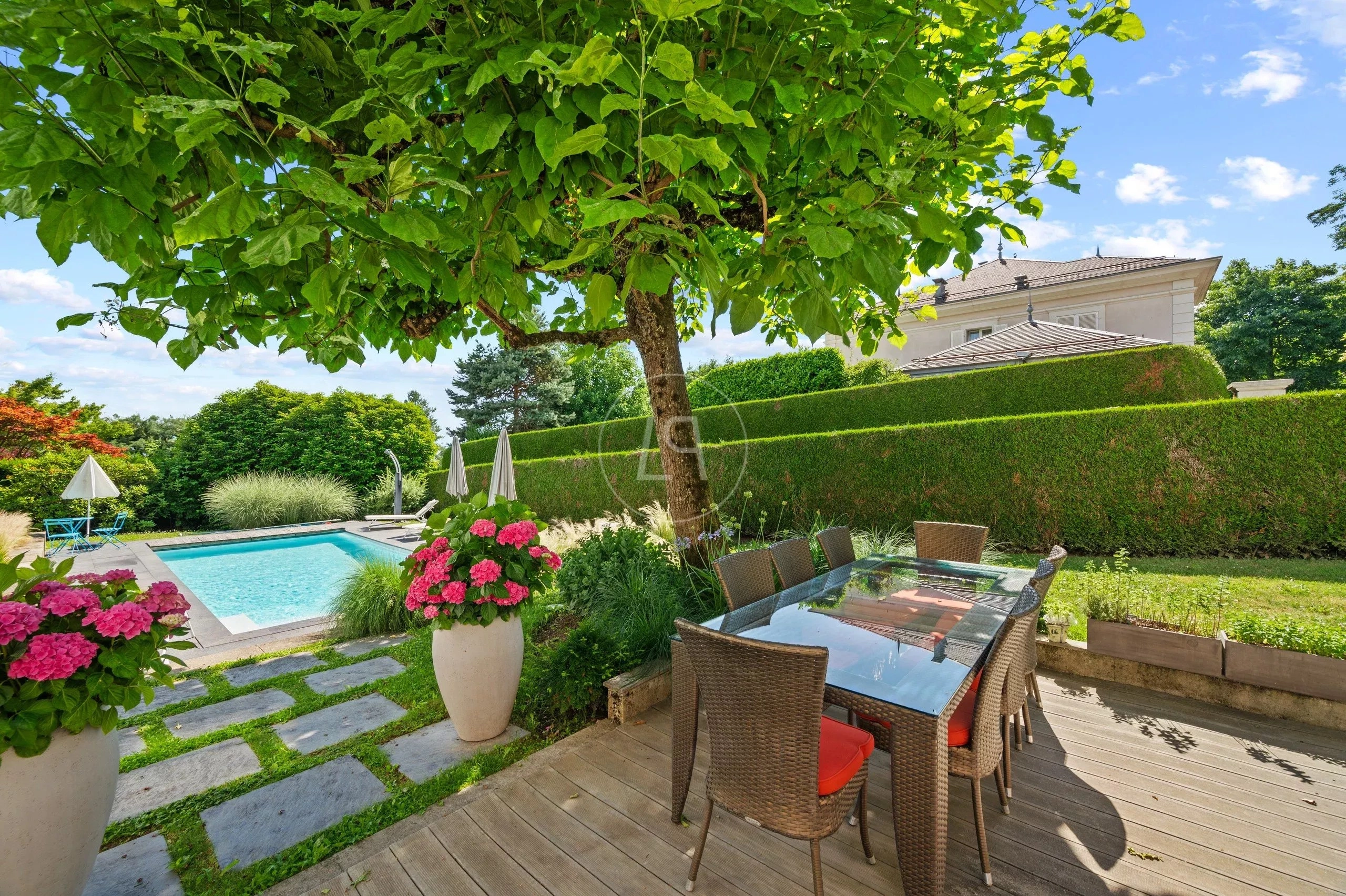 Luxuriöser Garten mit Pool und Terrasse