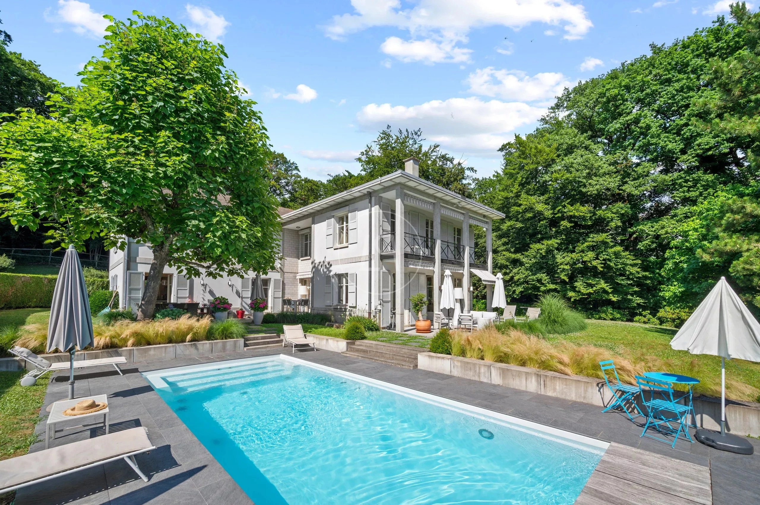 Luxuriöser Außenbereich mit Pool und klassischer Villa