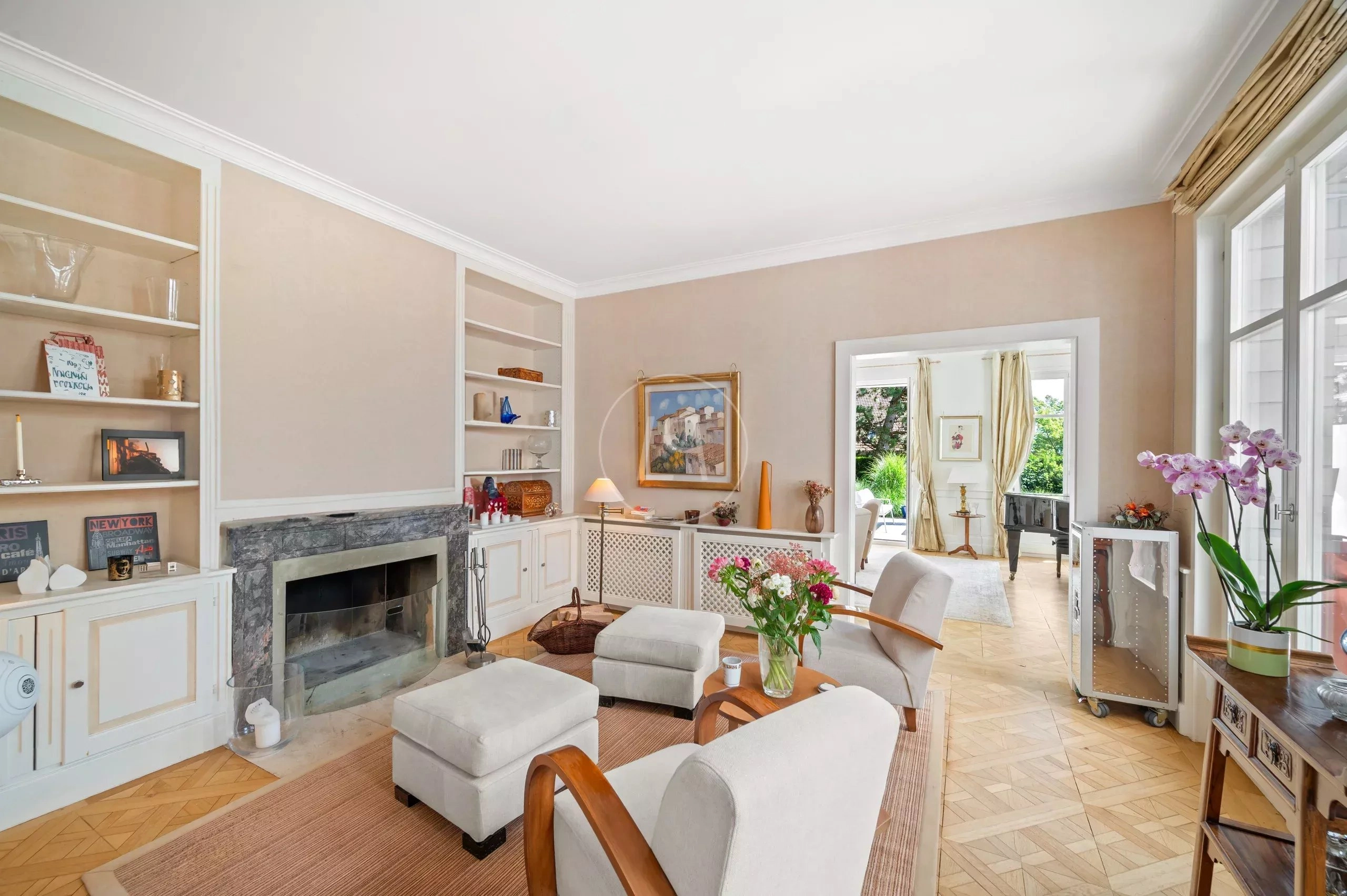 Helles Wohnzimmer mit Kamin und klassischer Möblierung