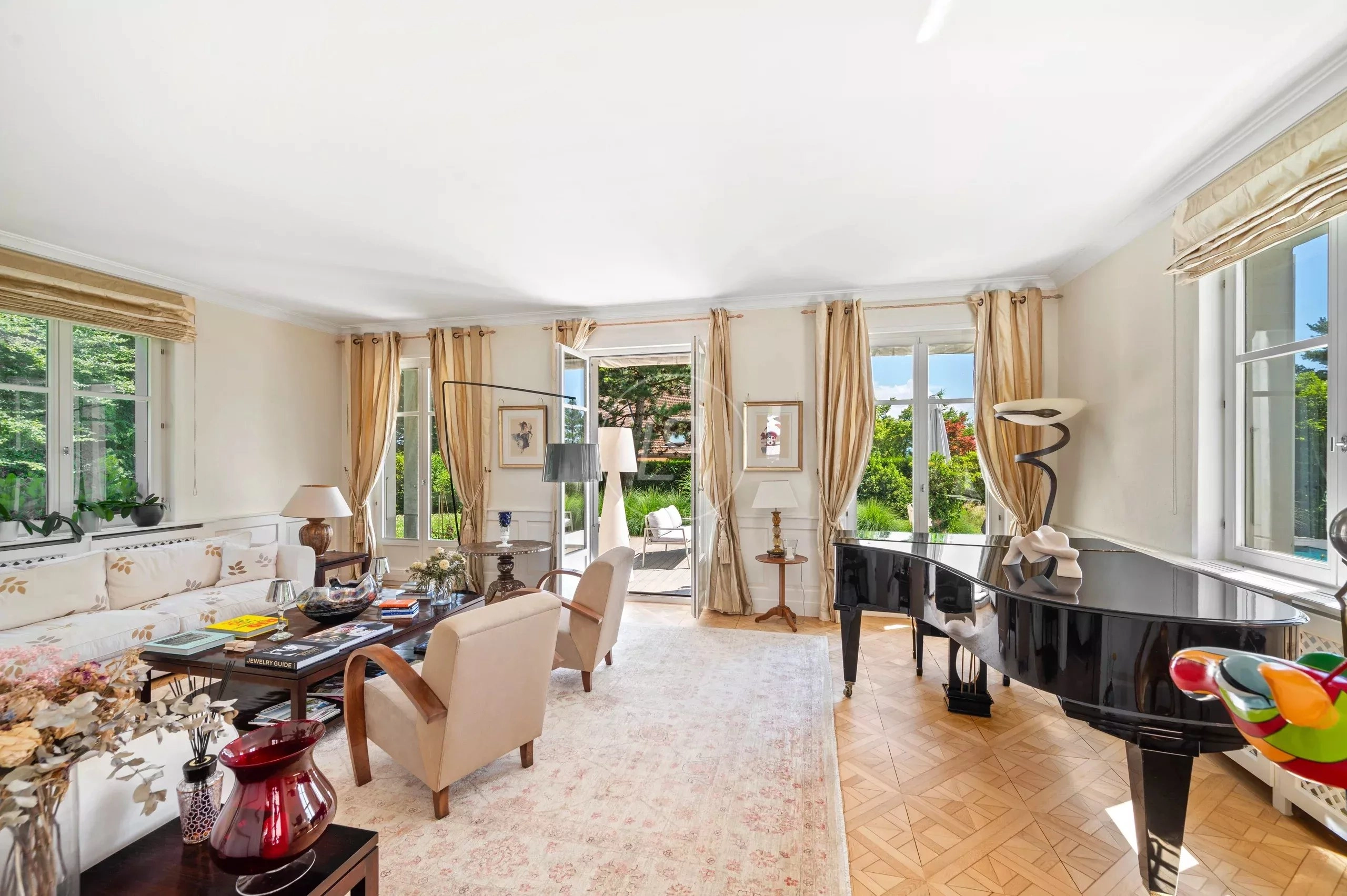 Elegantes Wohnzimmer mit Klavier