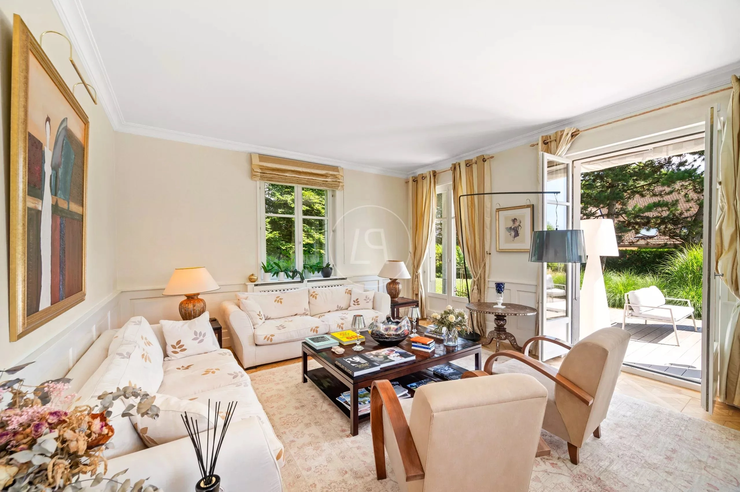 Helles, elegant eingerichtetes Wohnzimmer mit Gartenzugang