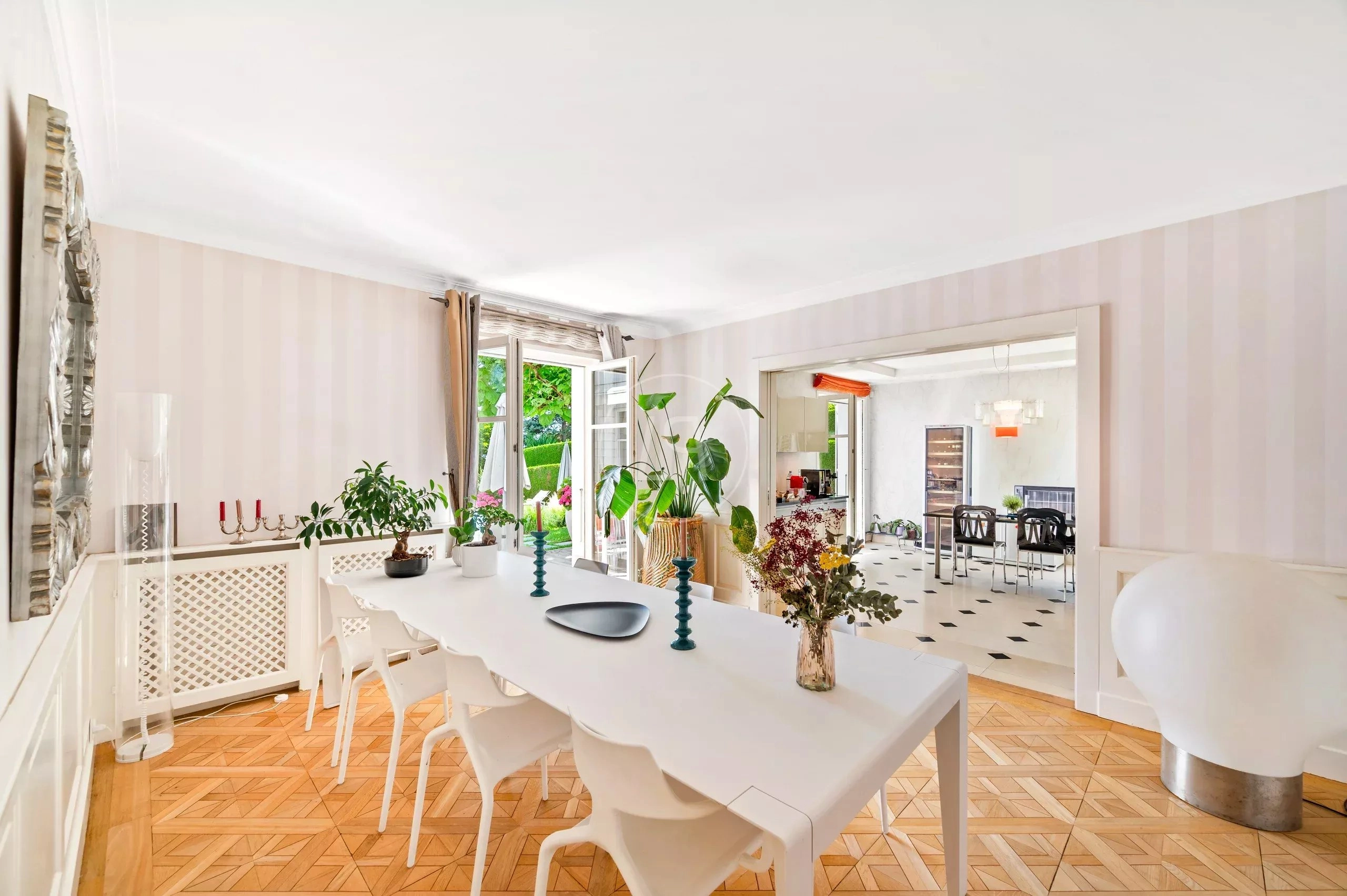 Elegantes Esszimmer mit Gartenzugang