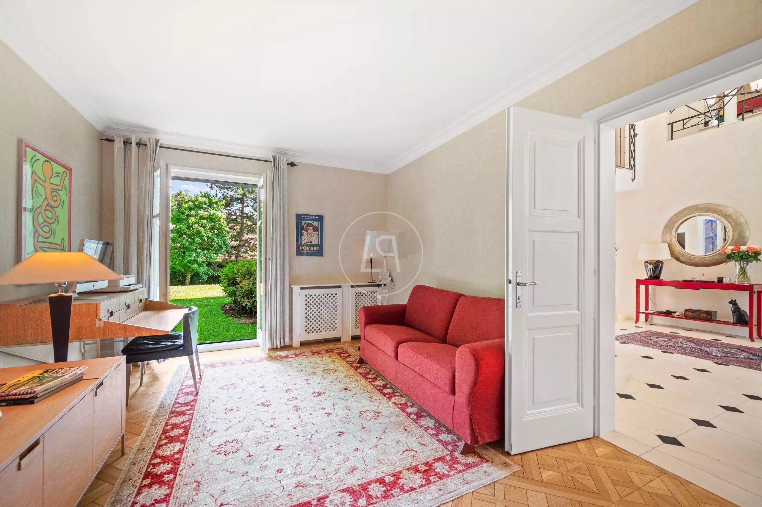 Wohnzimmer mit Zugang zu Garten und angrenzendem Eingangsbereich