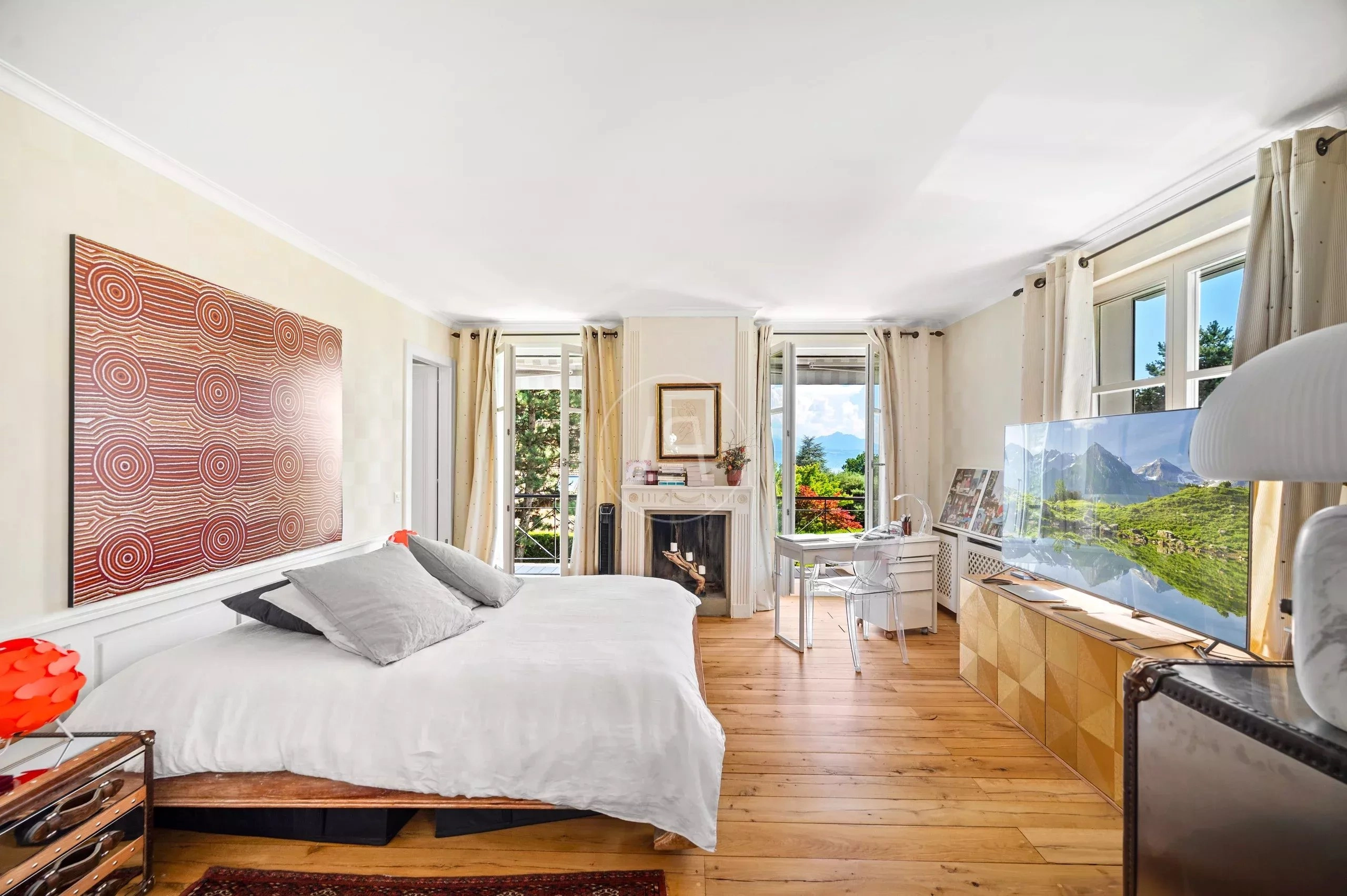 Helles Schlafzimmer mit Blick ins Grüne
