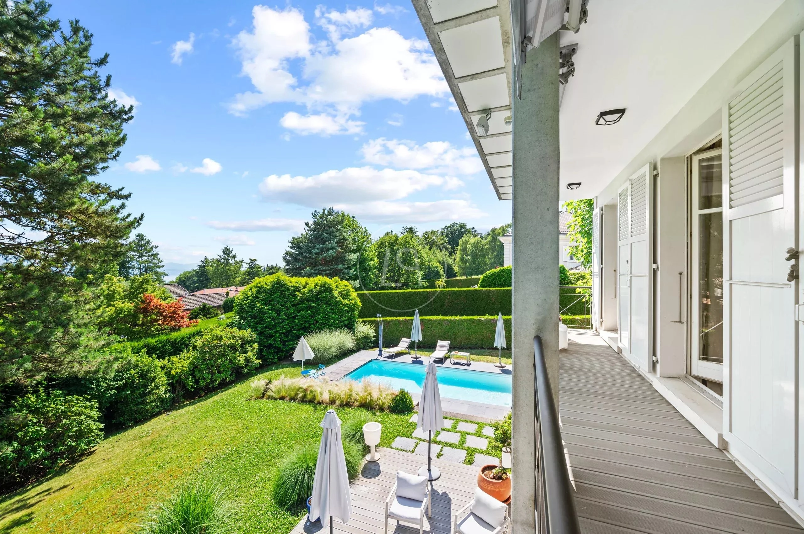 Außenansicht mit Pool, Garten und Balkon