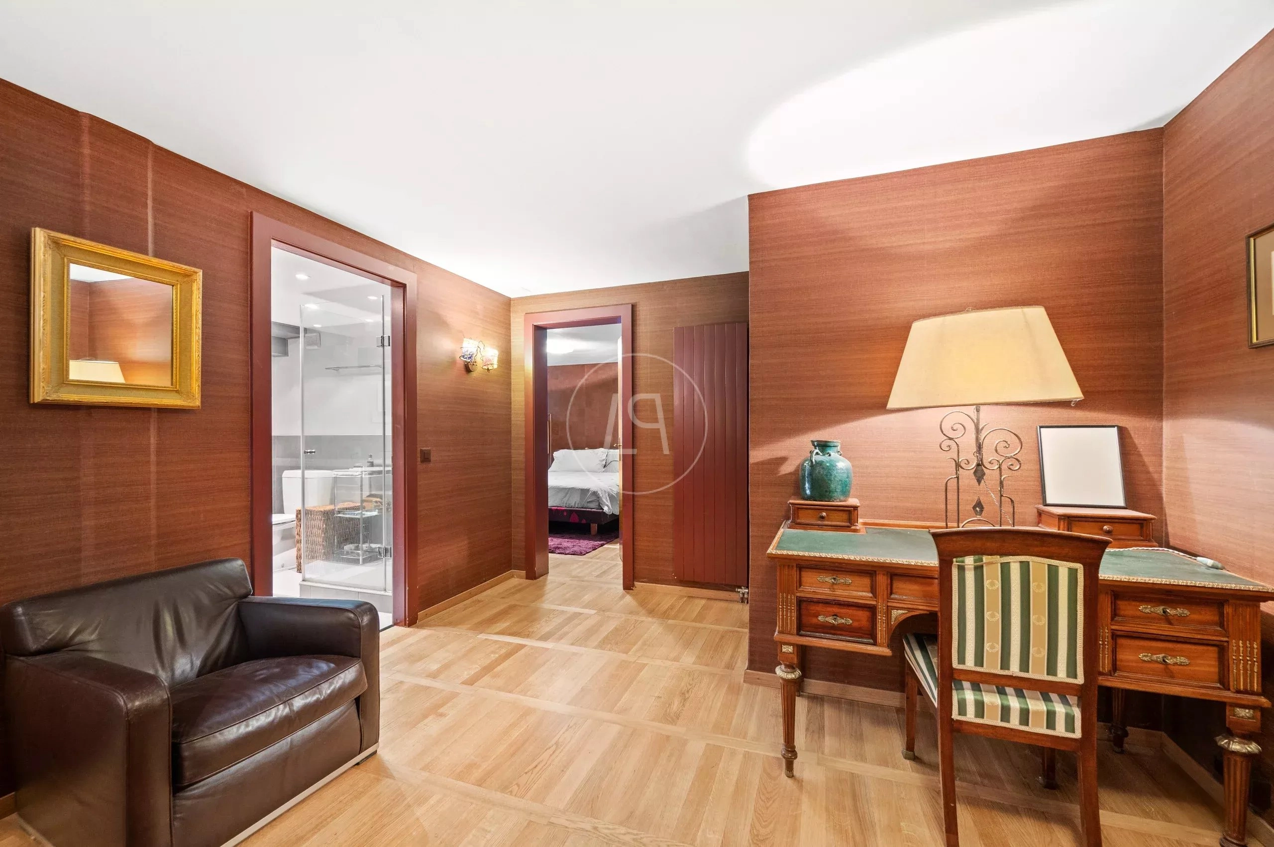 Elegantes Arbeits- und Ankleidezimmer mit angrenzendem Bad