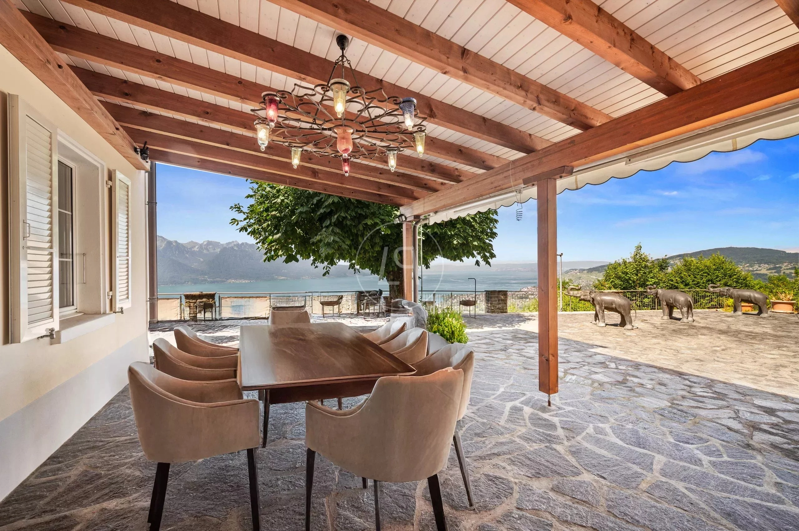 Überdachte Terrasse mit Seeblick