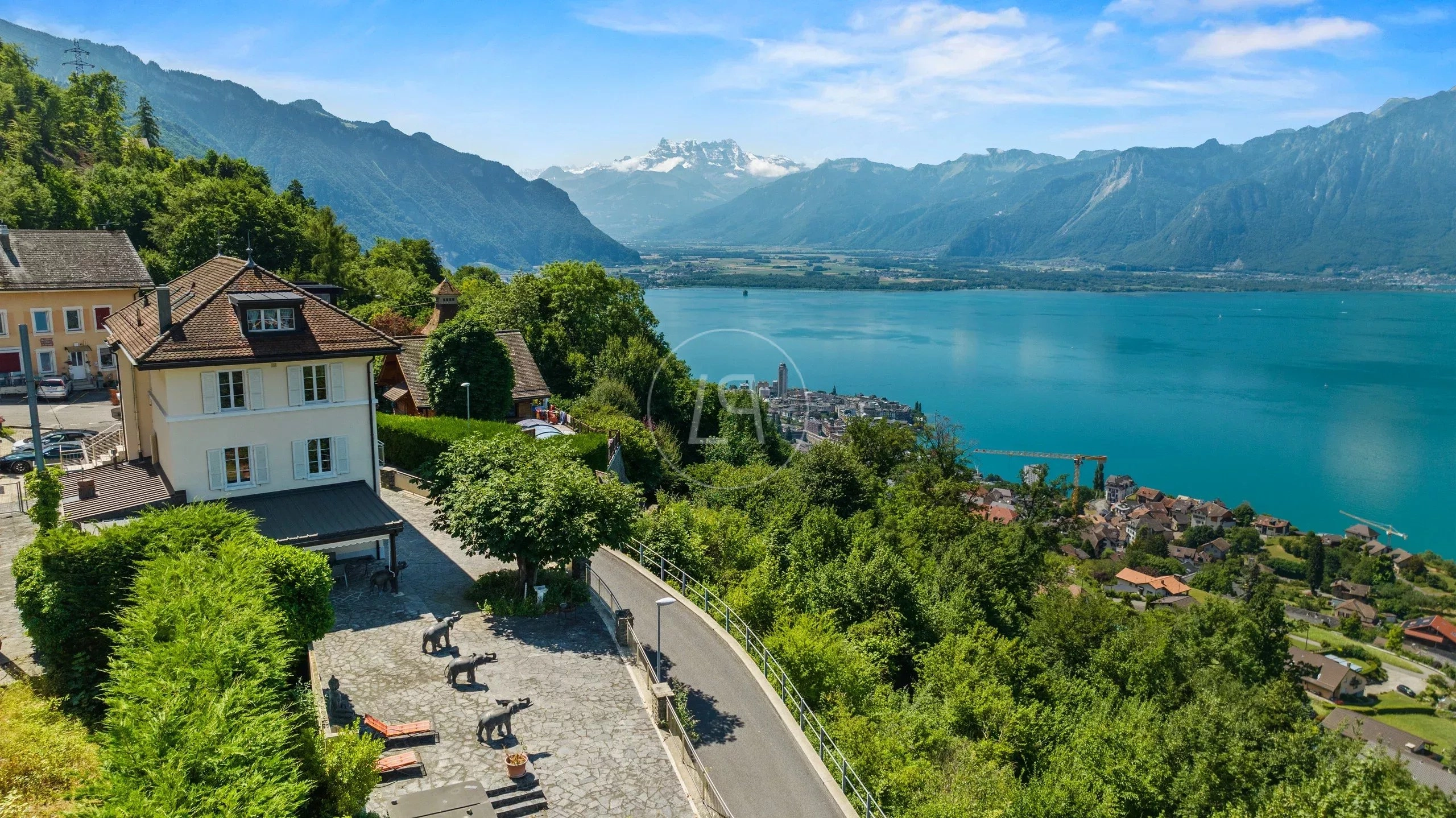 Panoramablick auf See und Berge mit Villengrundstück