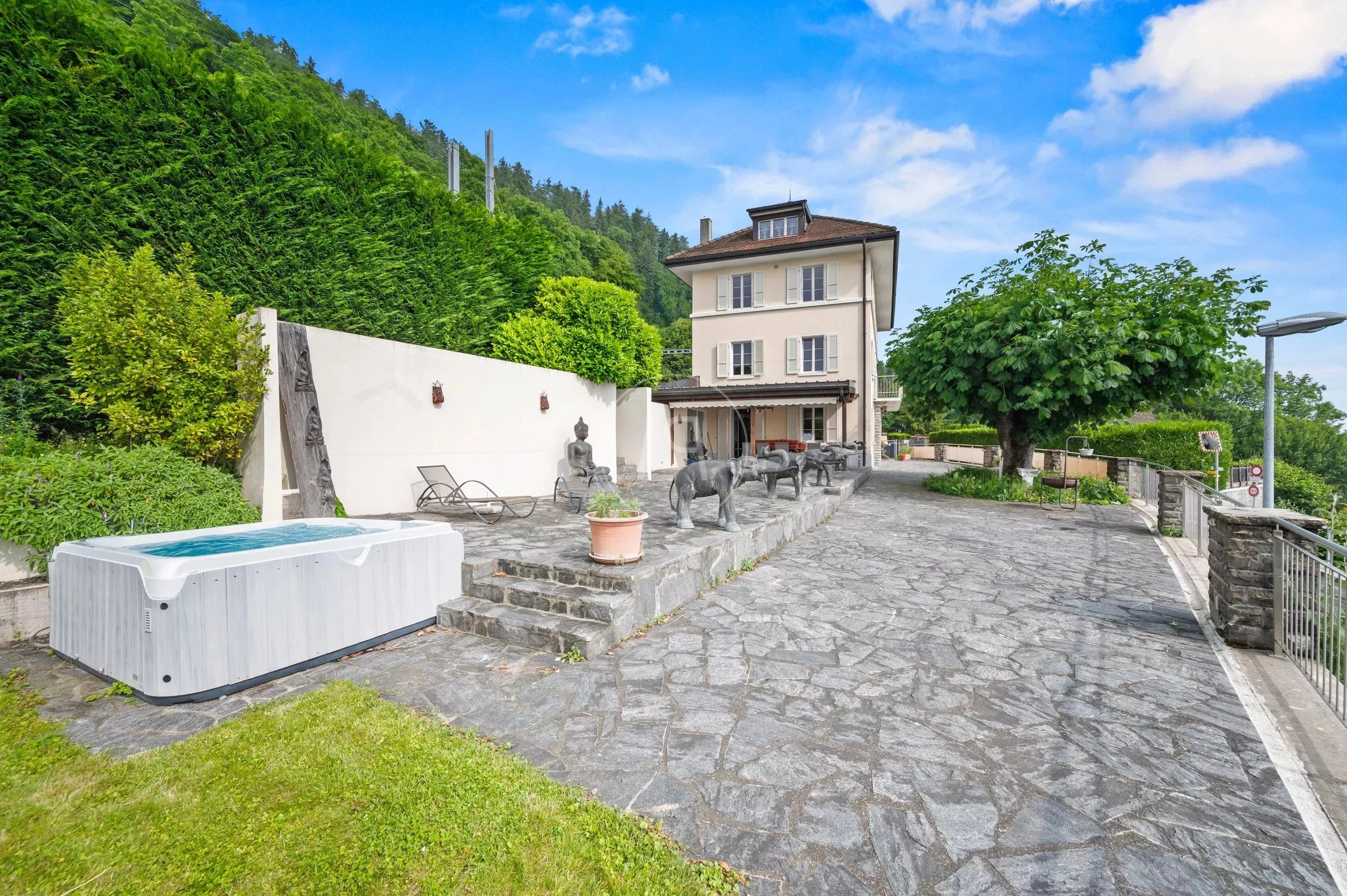 Außenansicht einer Villa mit Terrasse und Whirlpool