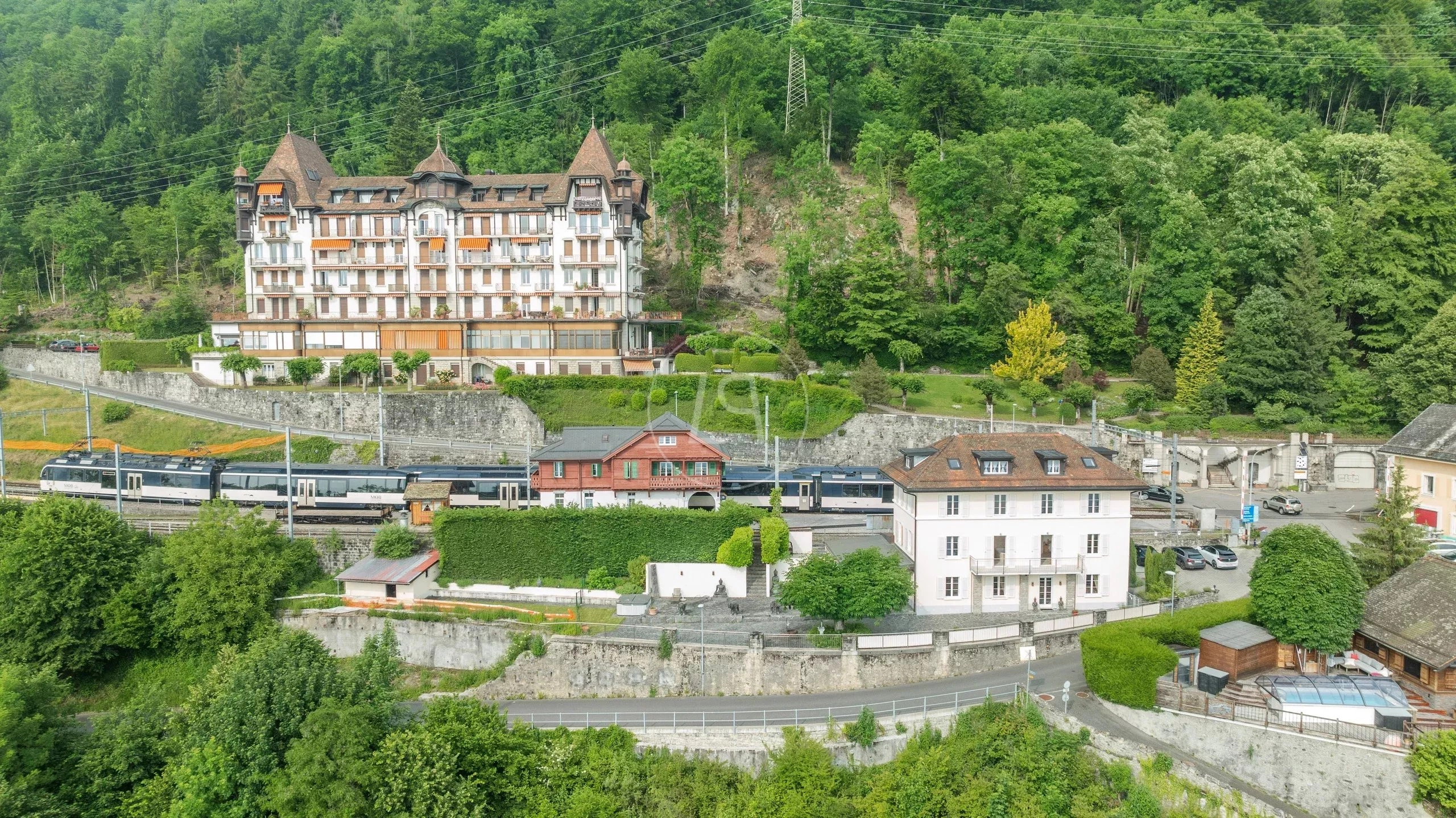 Berglandschaft mit großem historistischem Hotelgebäude