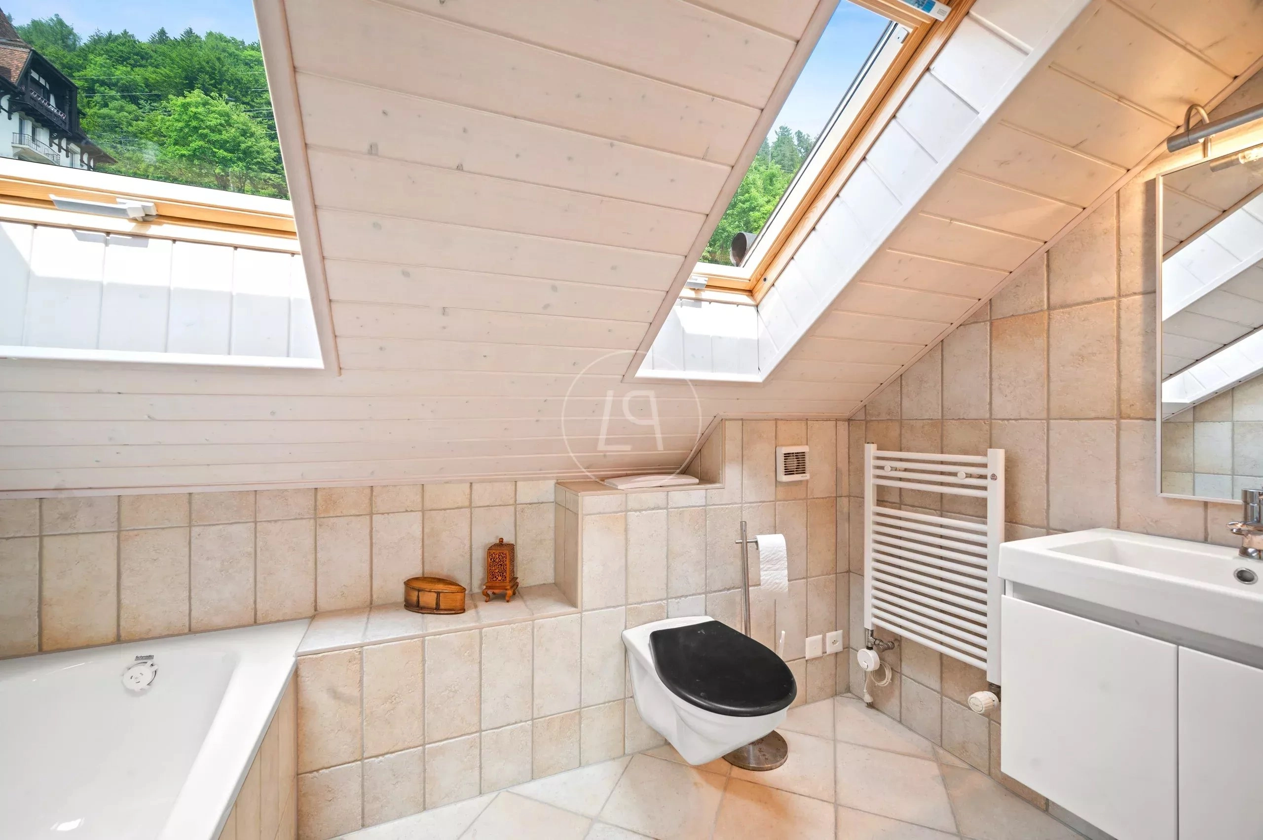 Dachgeschossbad mit Badewanne und WC