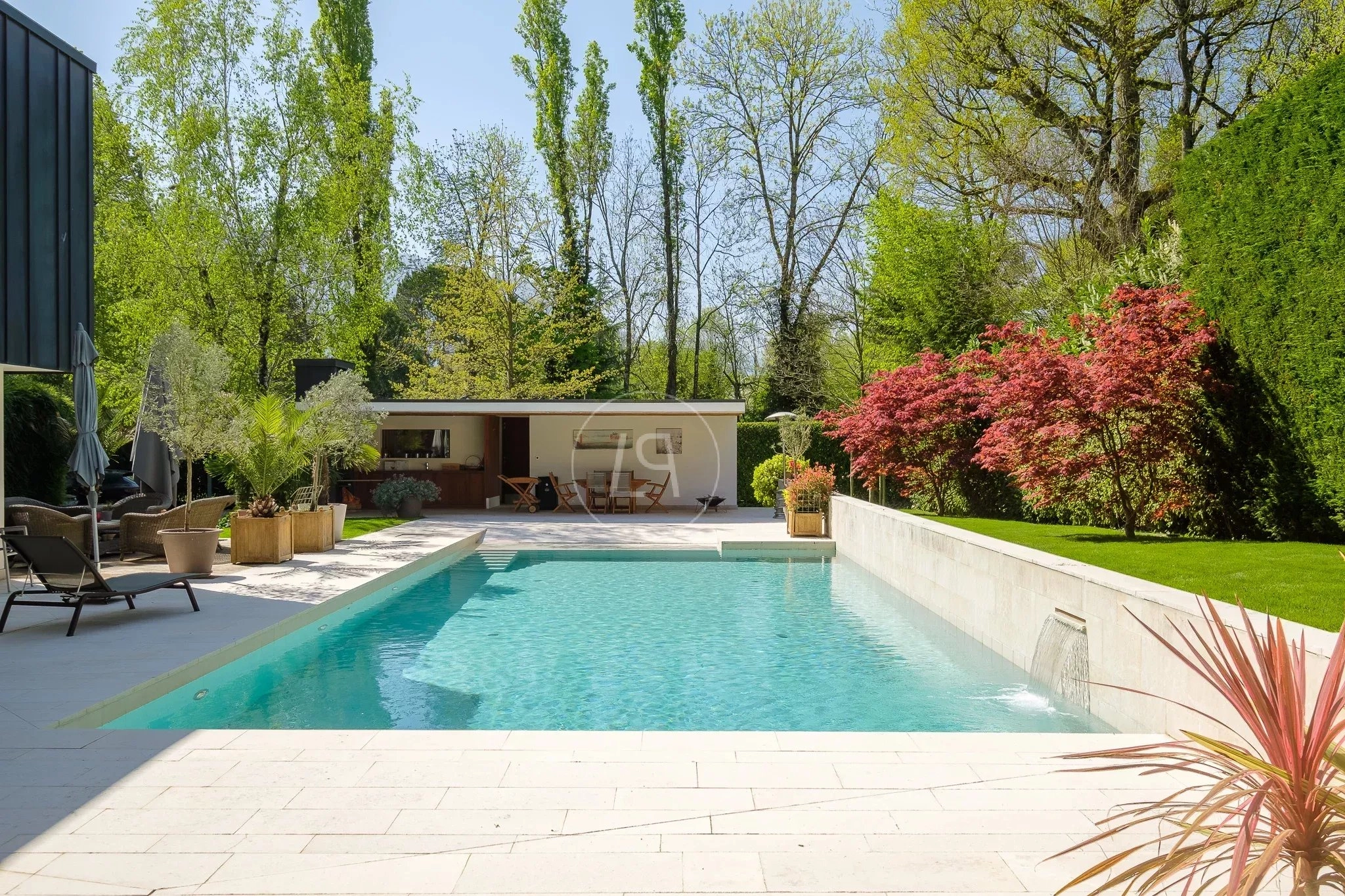 Garten mit Pool und Terrasse