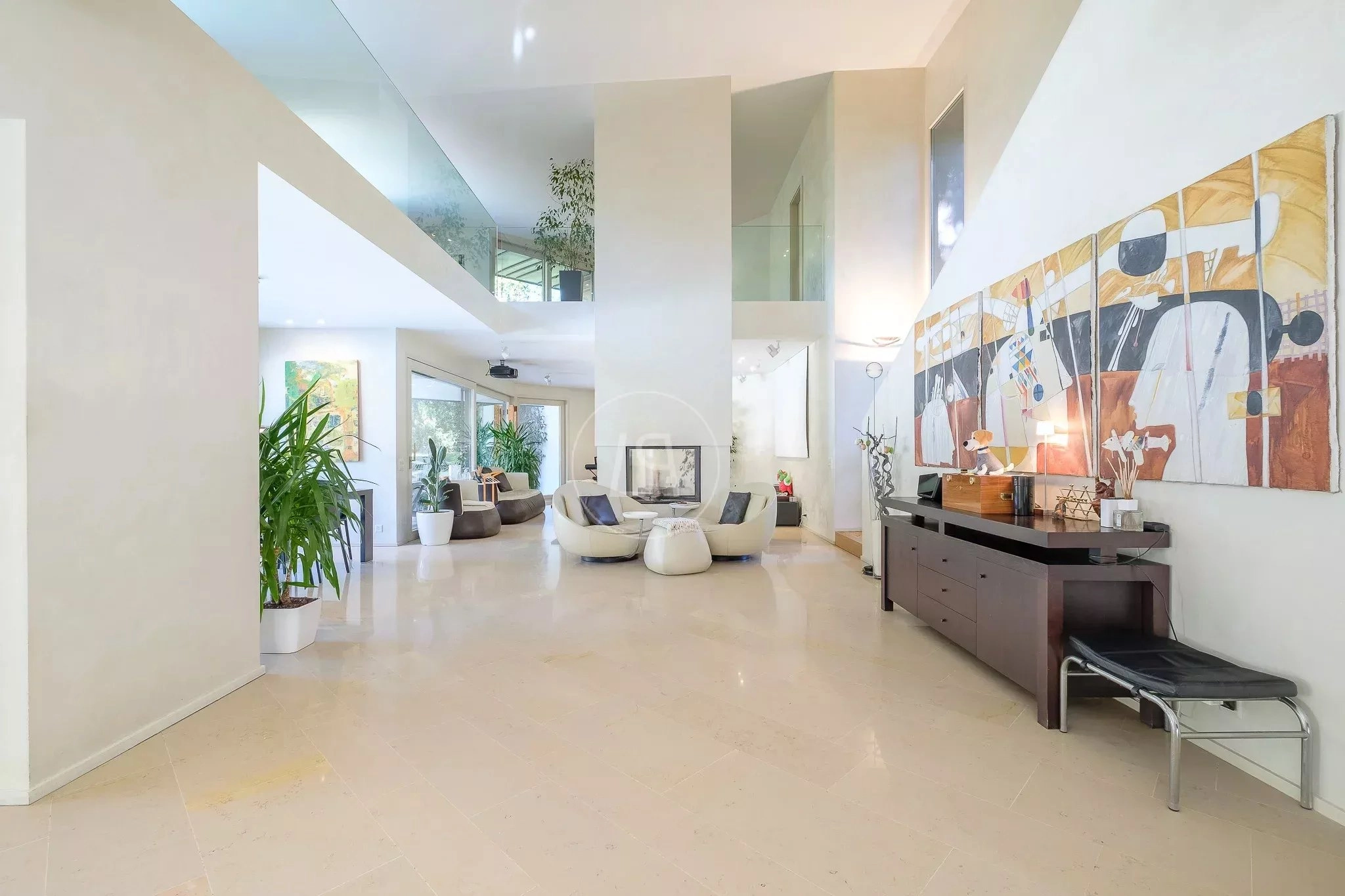 Großzügiges, modernes Wohnzimmer mit Galerie