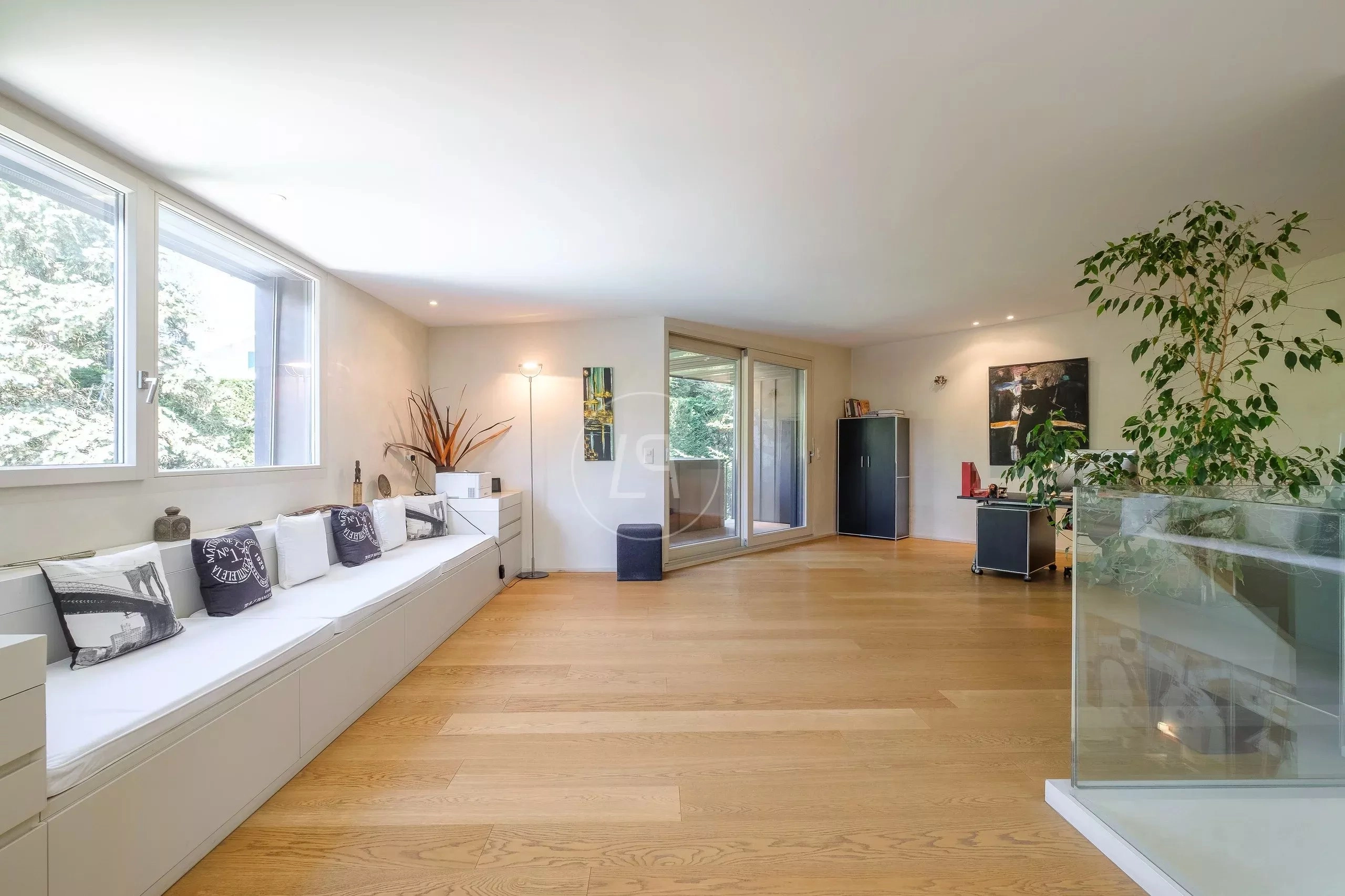 Heller Wohnraum mit Holzparkett und Tageslicht