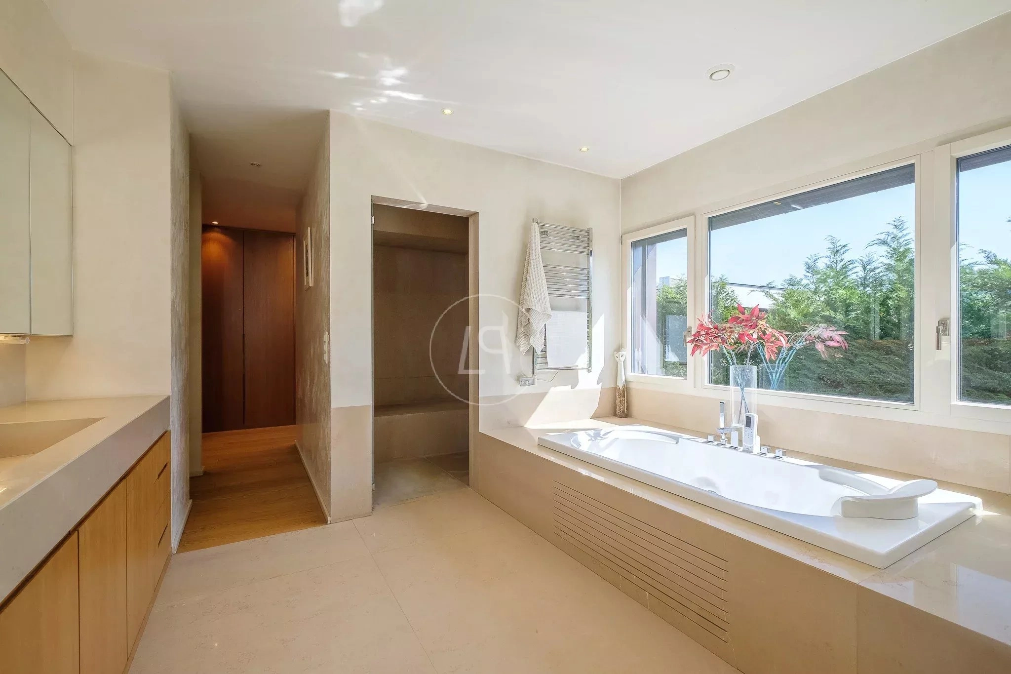 Helles, modernes Badezimmer mit freistehender Badewanne