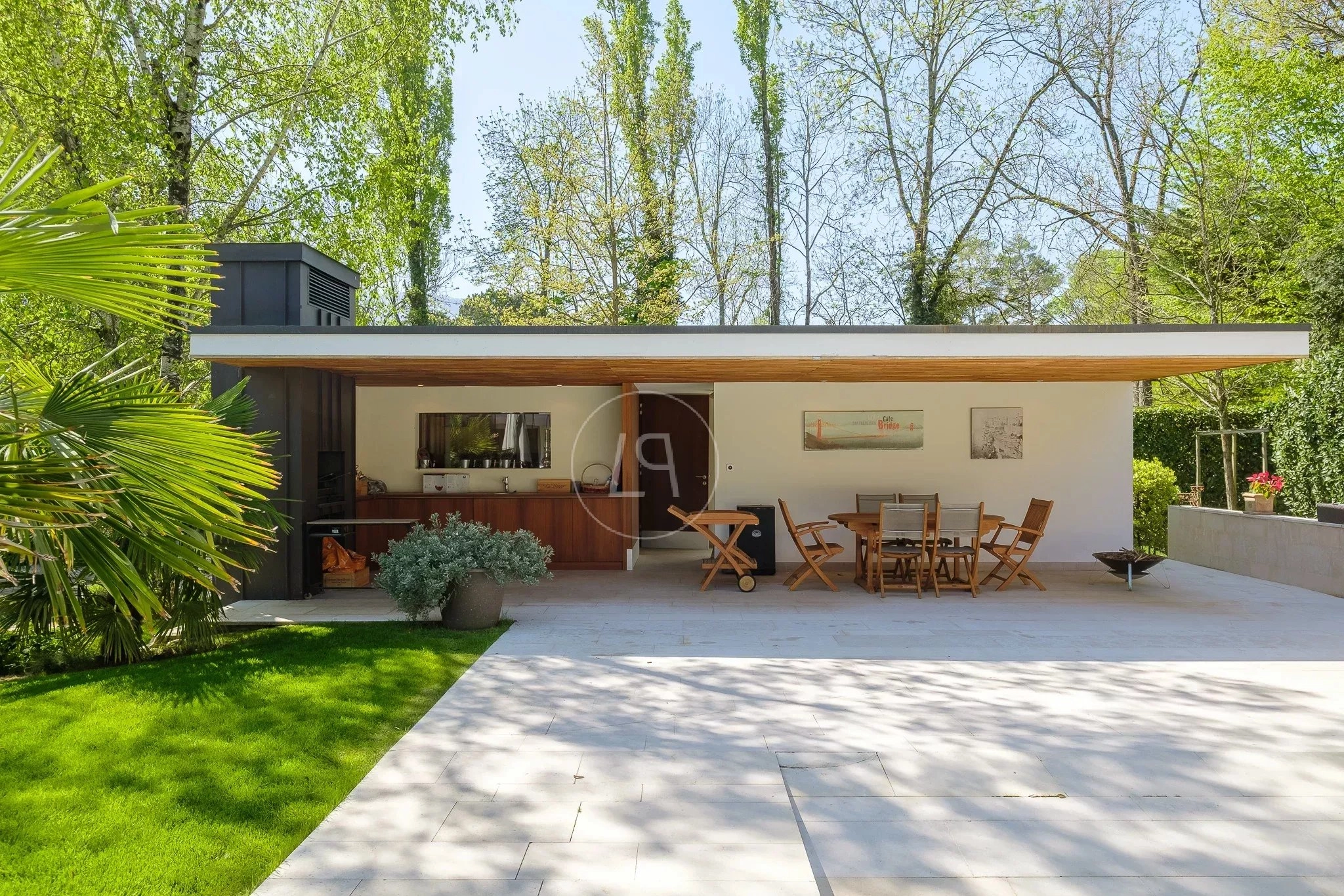 Moderne Garten-Terrasse mit Überdachung