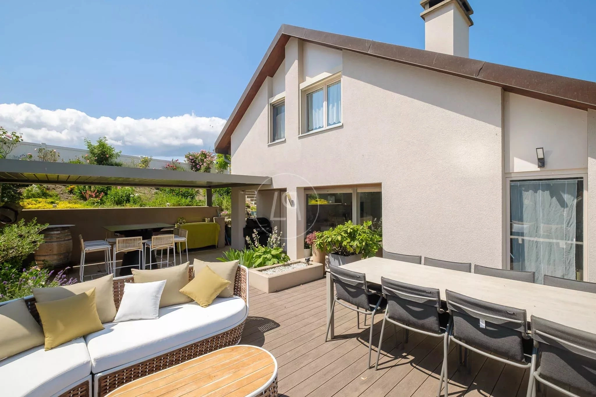 Terrasse mit Ess- und Sitzbereich