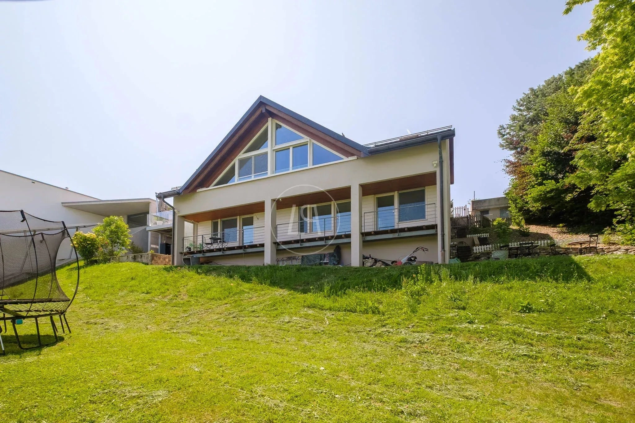 Moderne Villa mit großem Garten