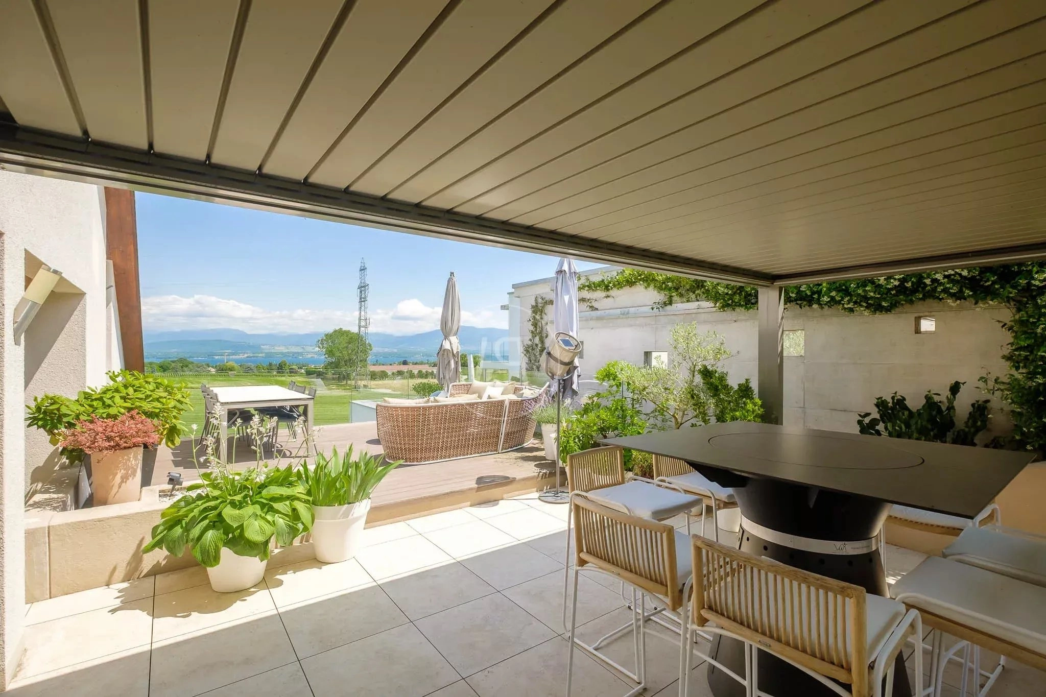 Überdachte Terrasse mit Panoramablick