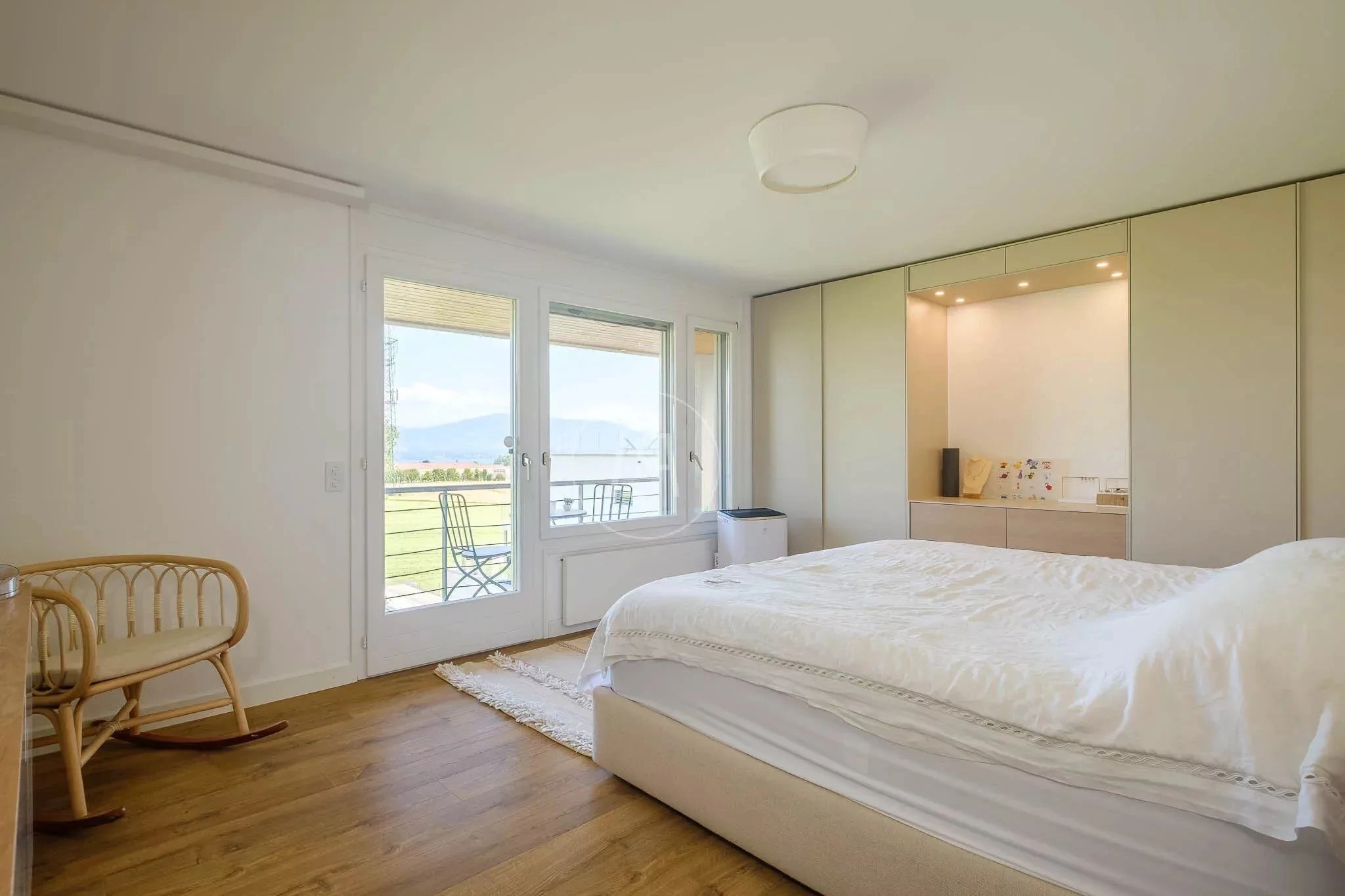 Helles Schlafzimmer mit Balkonzugang