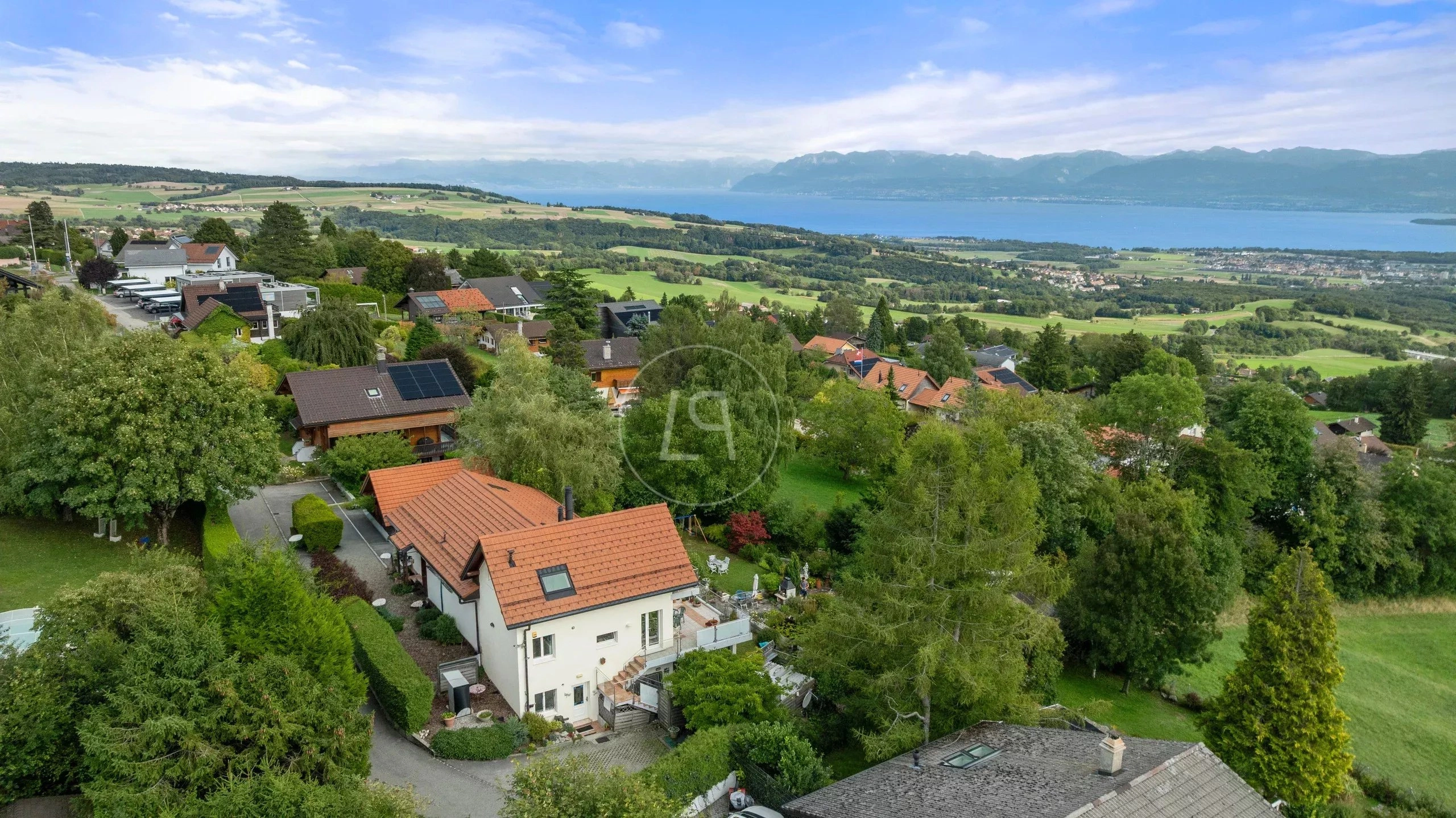 Luftaufnahme eines Wohngebiets mit Seeblick