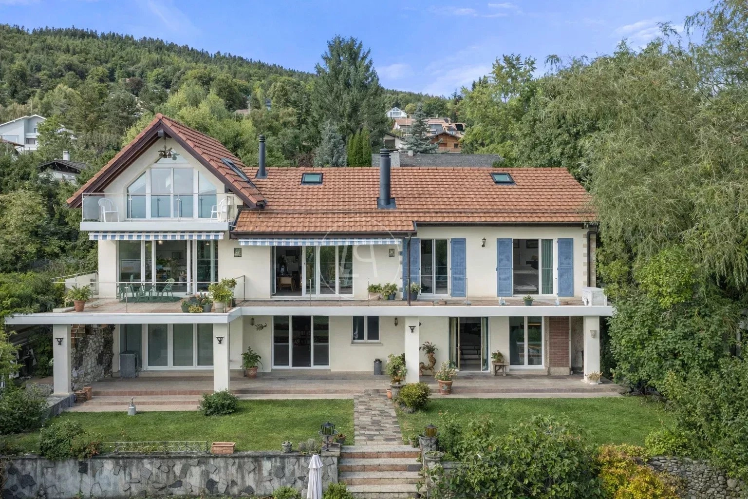 Großes Wohnhaus mit Garten und Blick ins Grüne