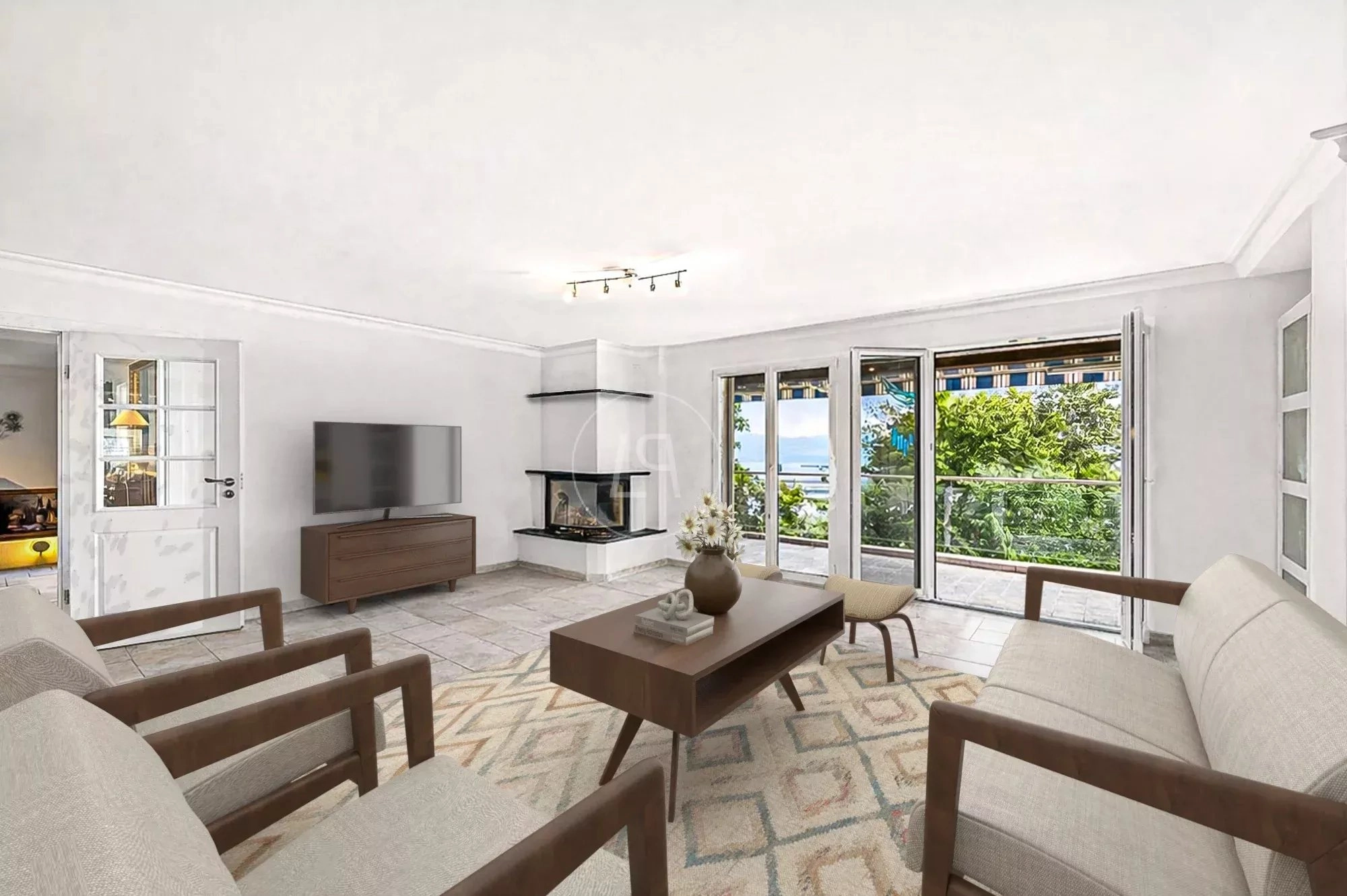 Helles Wohnzimmer mit Kamin und Terrasse