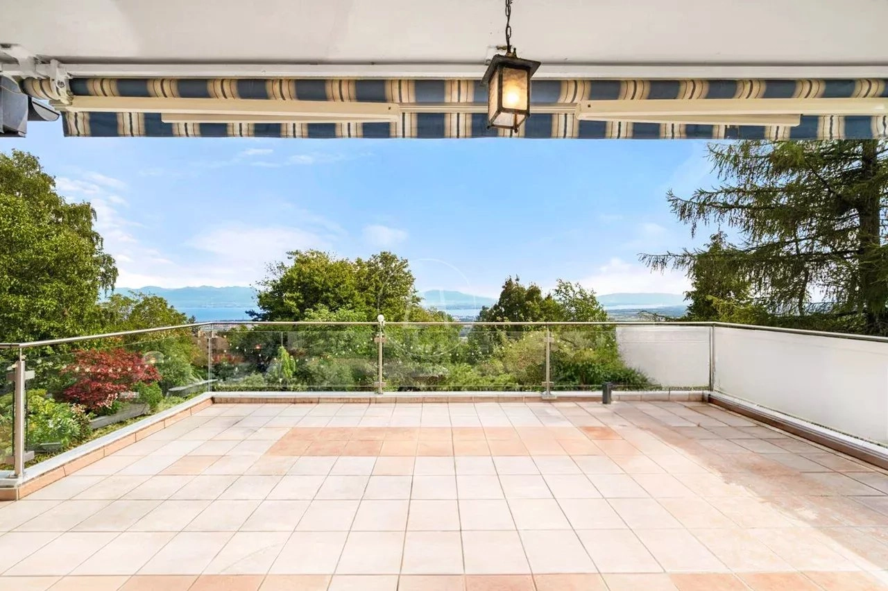 Große Terrasse mit Panoramablick