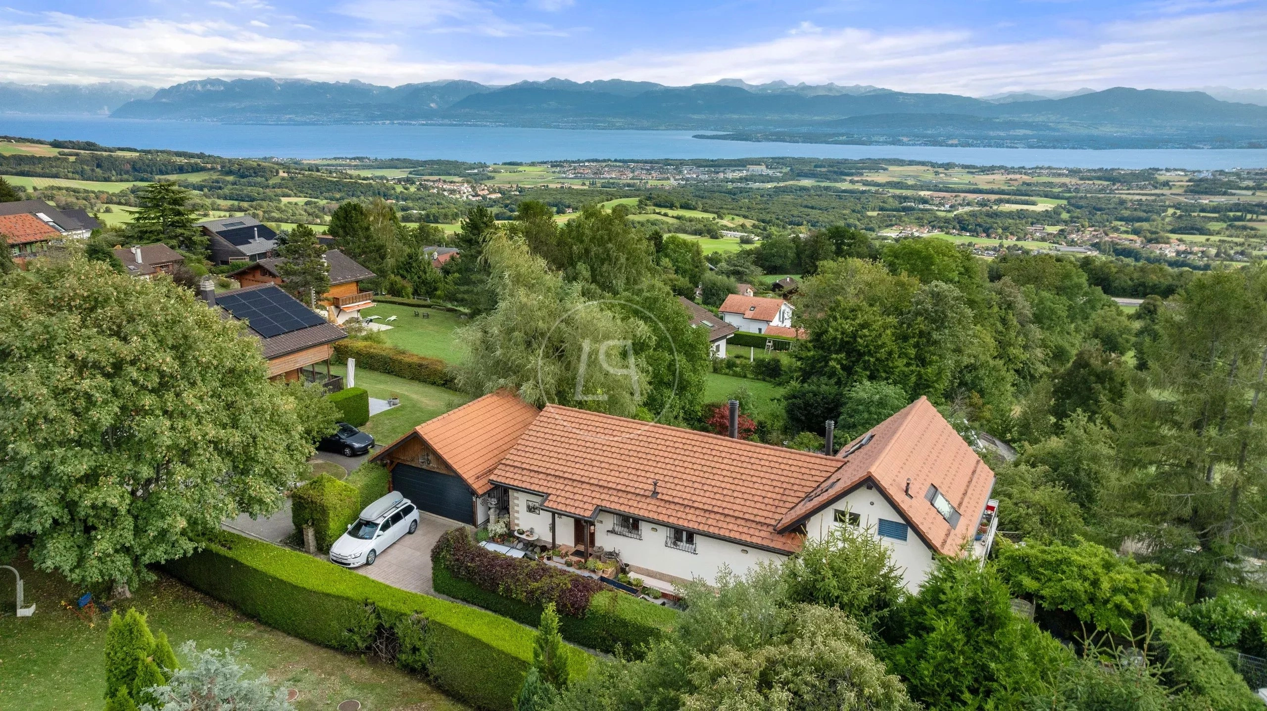 Luftaufnahme eines Hauses mit Seeblick