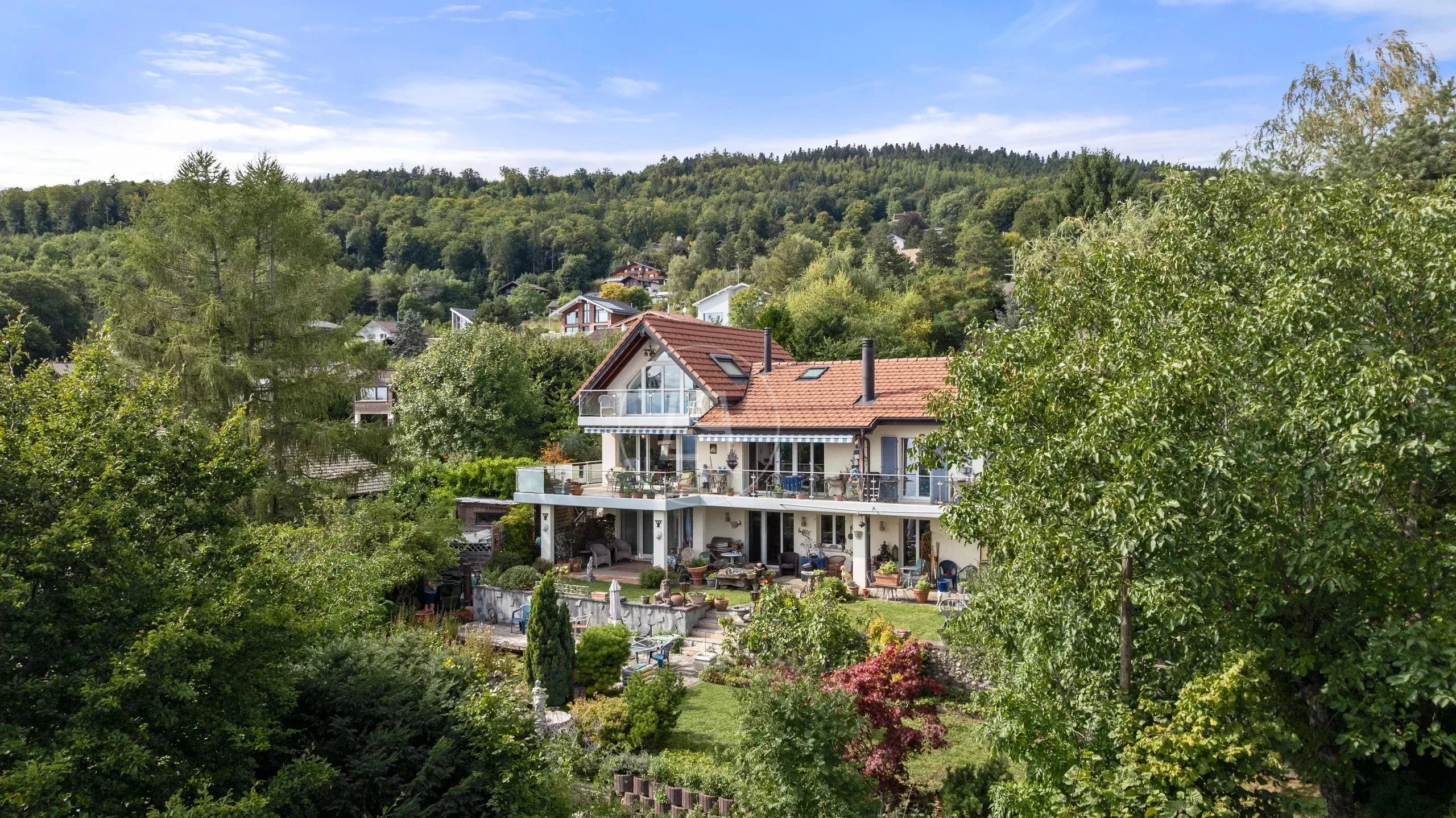 Ländliche Villa mit Garten und Talblick