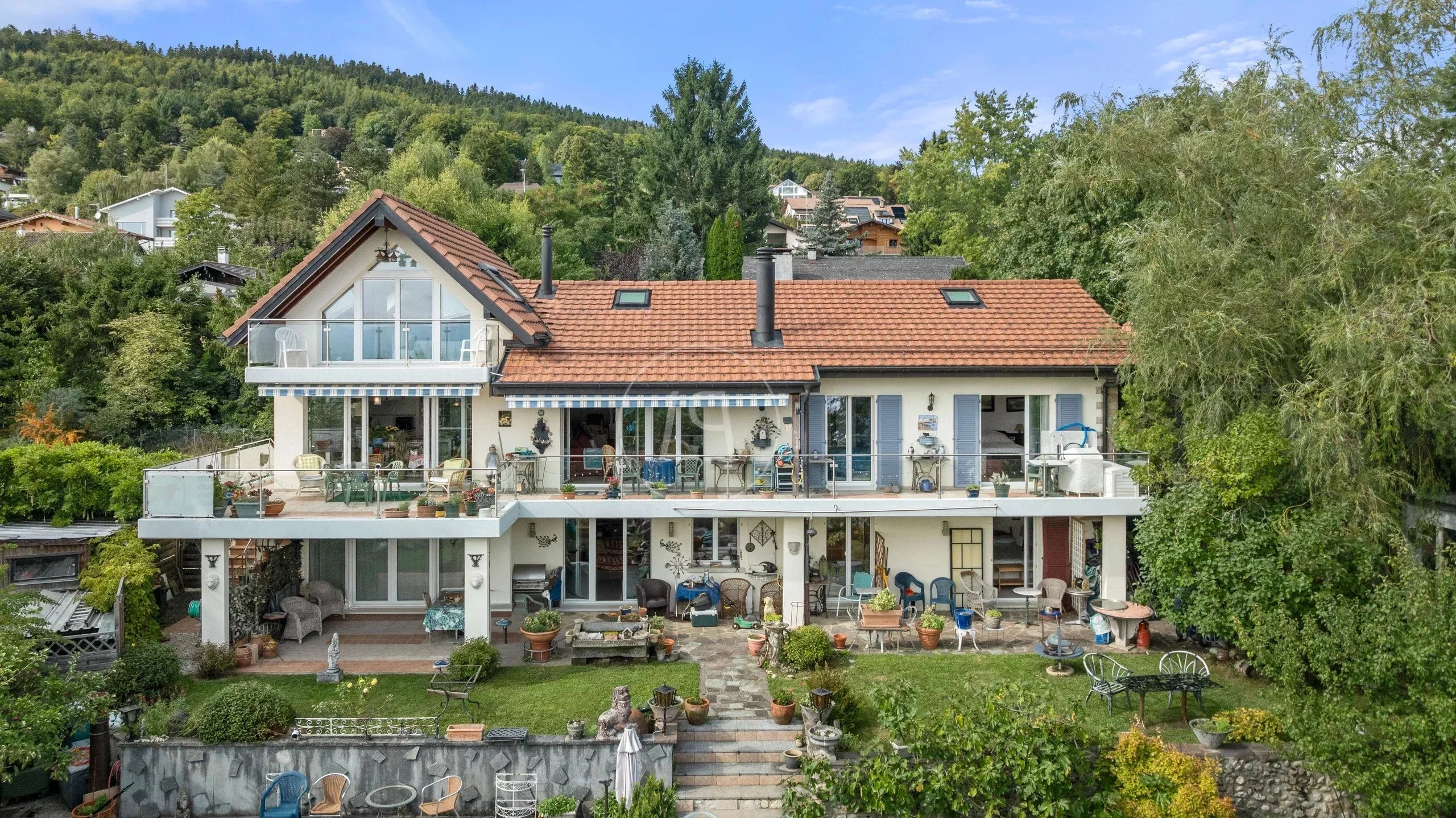Großes Haus mit Terrasse und Garten in grüner Hanglage