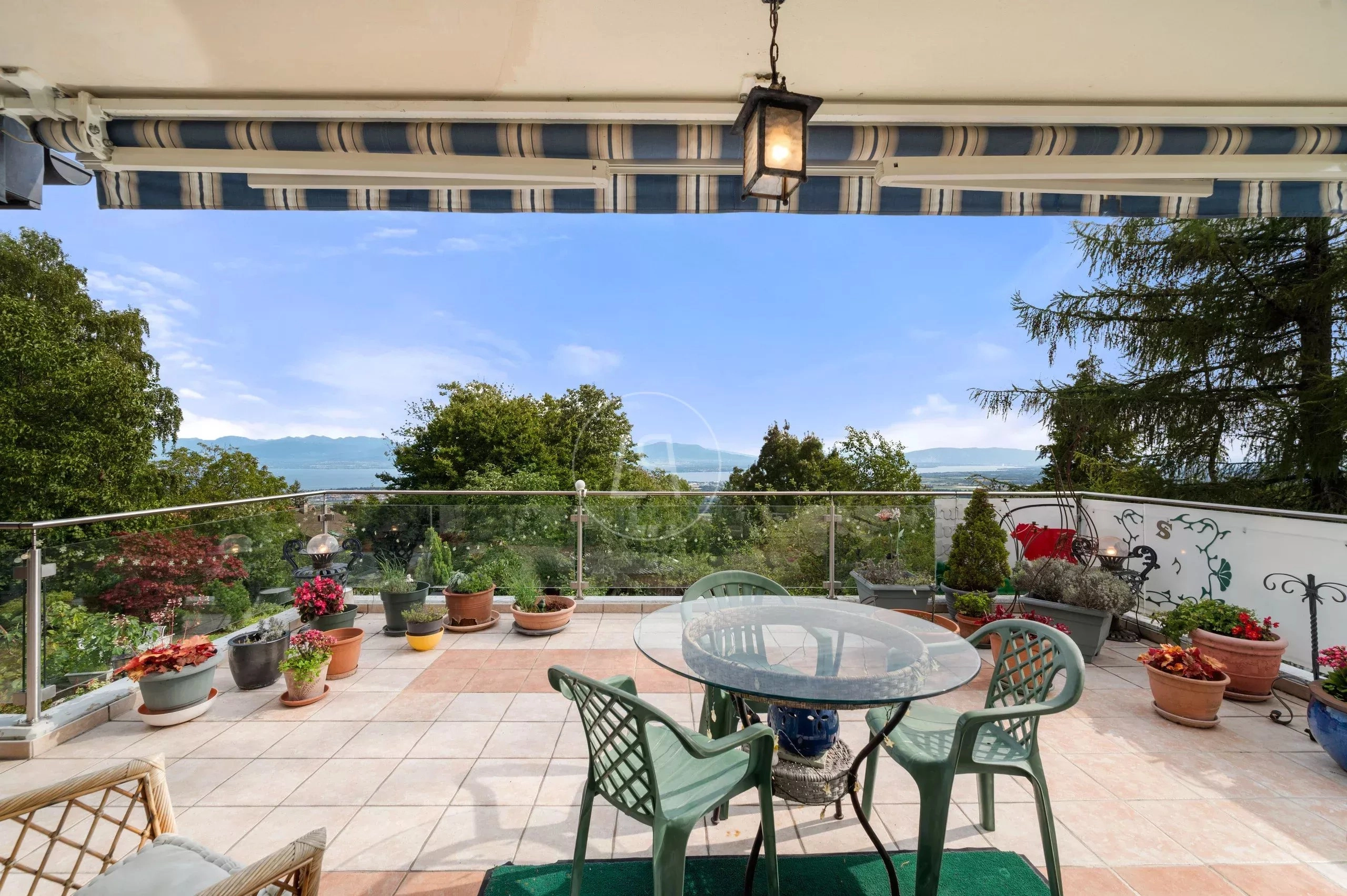 Große Terrasse mit Seeblick