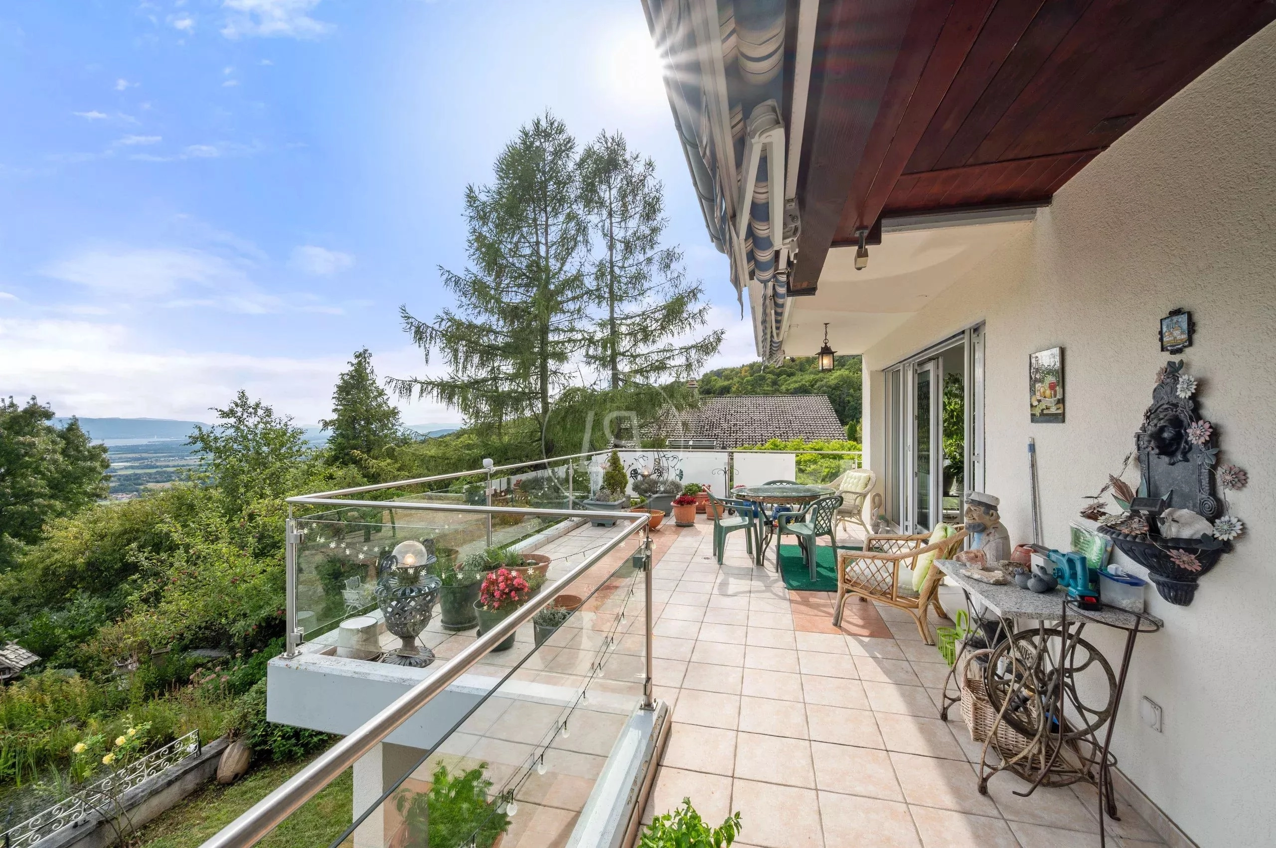 Große Terrasse mit Panoramablick