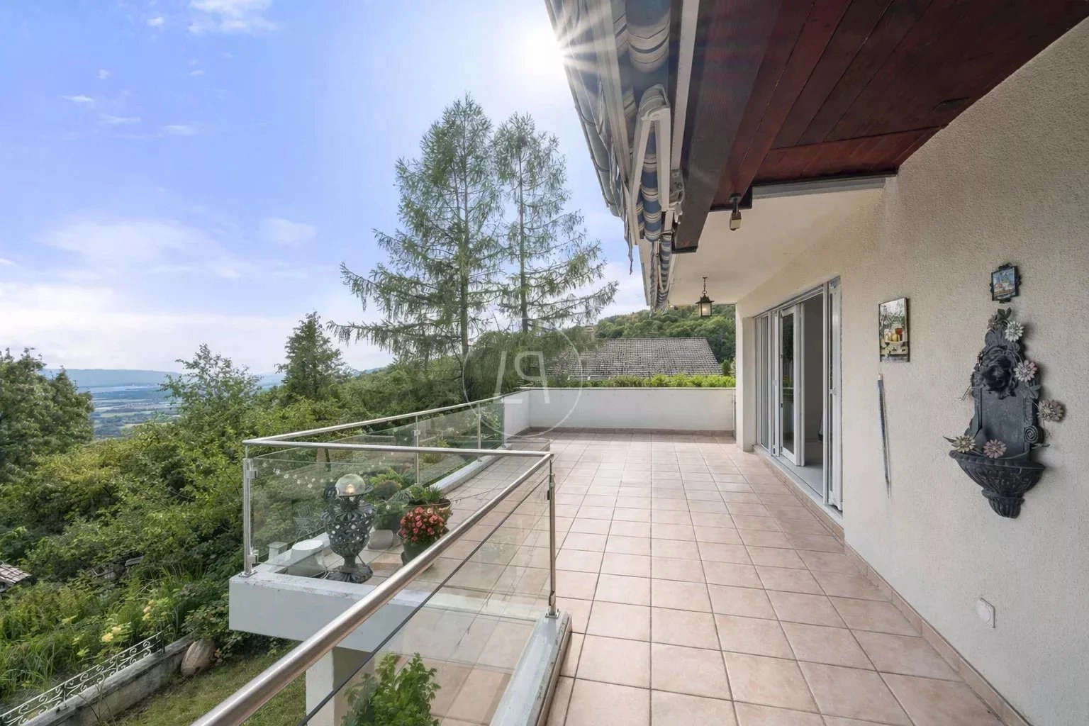 Große Terrasse mit Ausblick