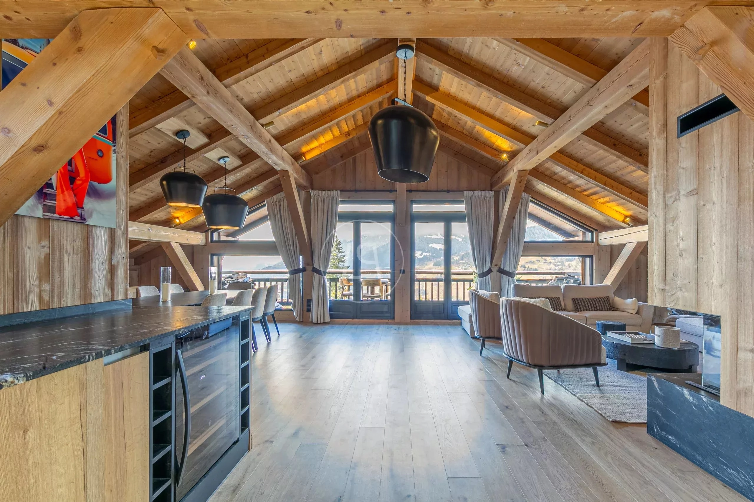 Luxuriöses Alpen-Wohnzimmer mit Blick ins Tal