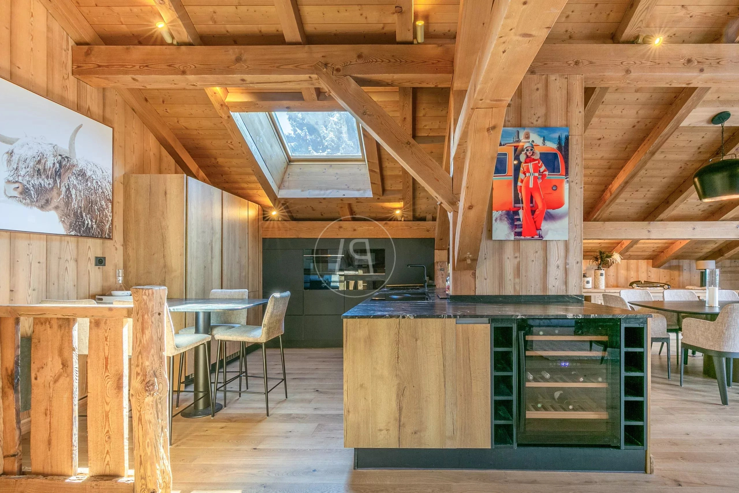 Offener Wohn-Essbereich im Chalet-Stil