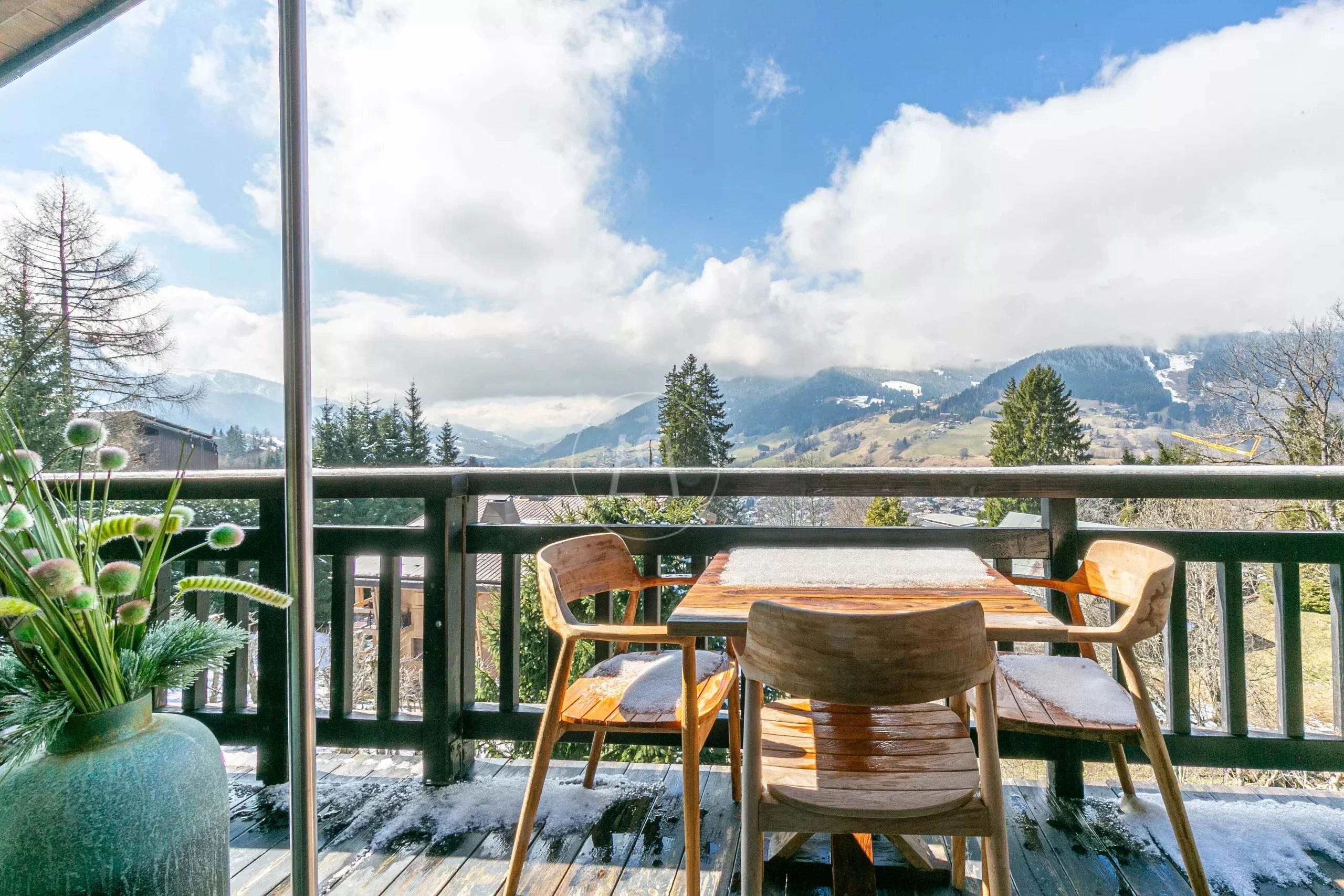 Balkon mit Bergpanorama