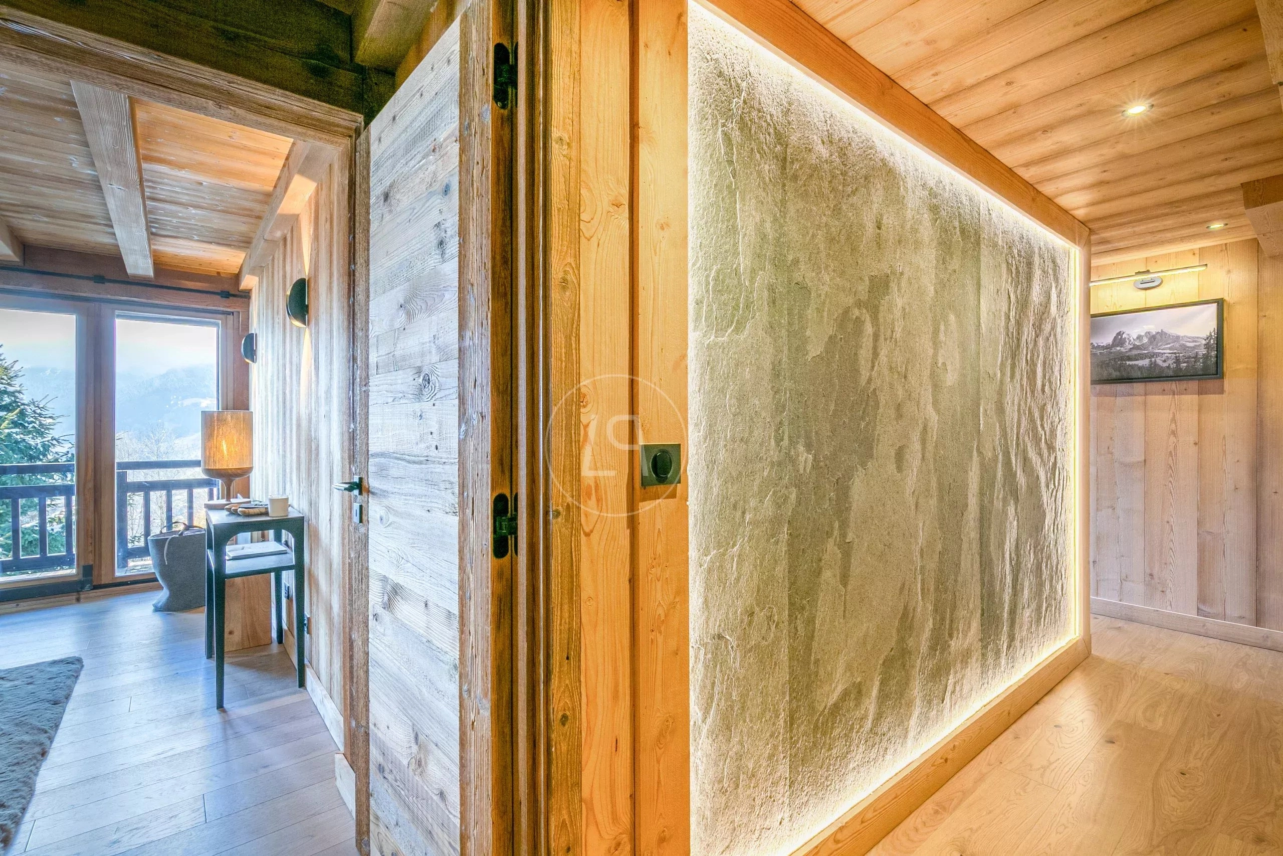 Holzinterieur mit Alpenblick