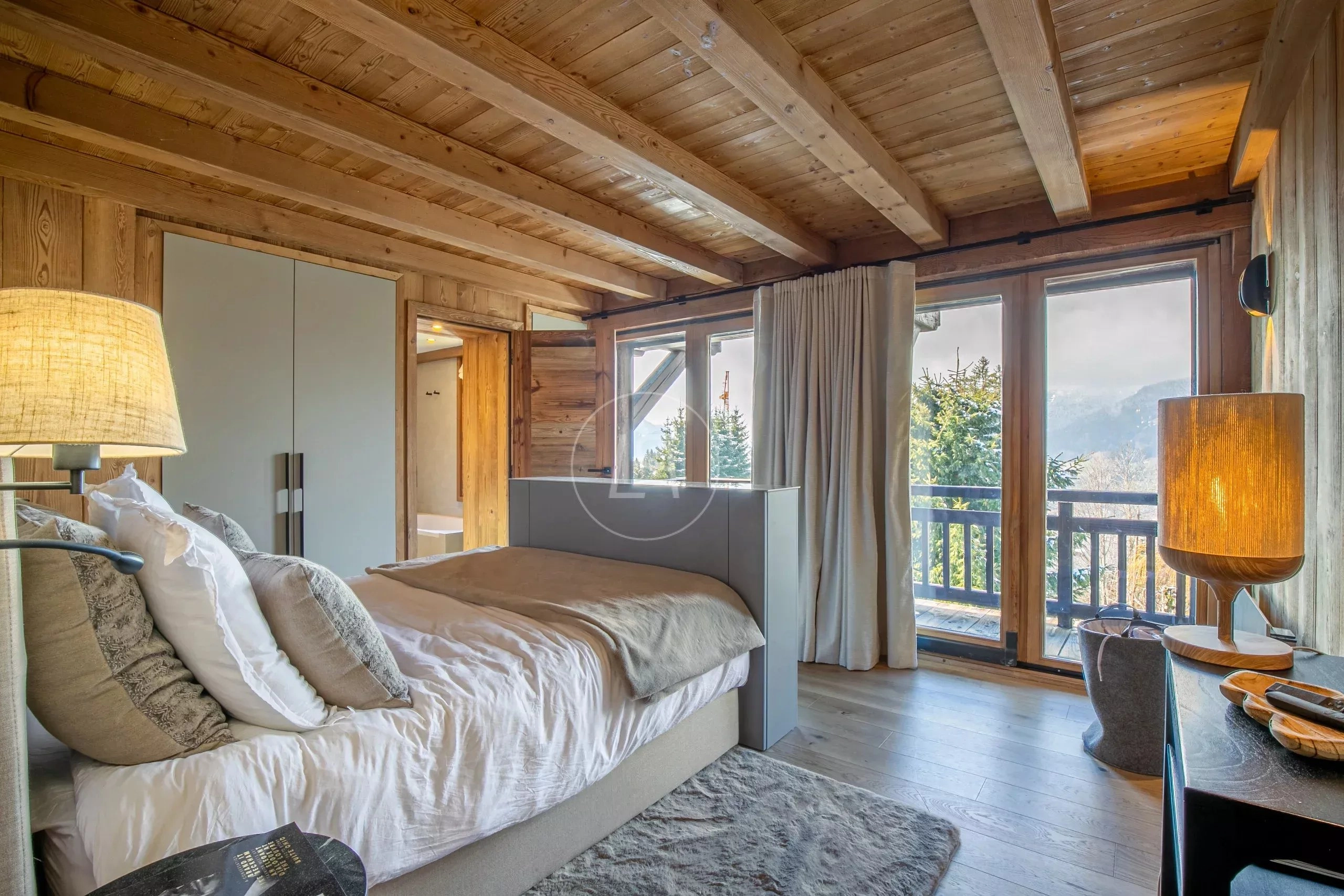 Gemütliches Schlafzimmer im Chalet-Stil mit Bergblick