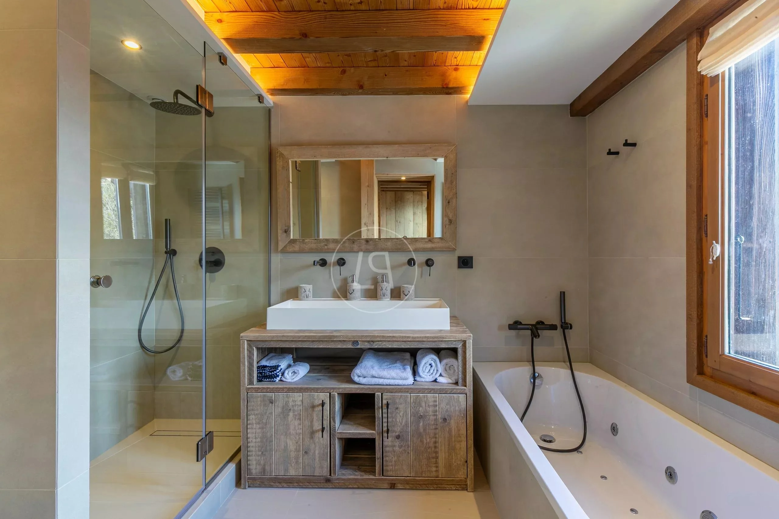 Modernes Badezimmer mit Holz und Glas