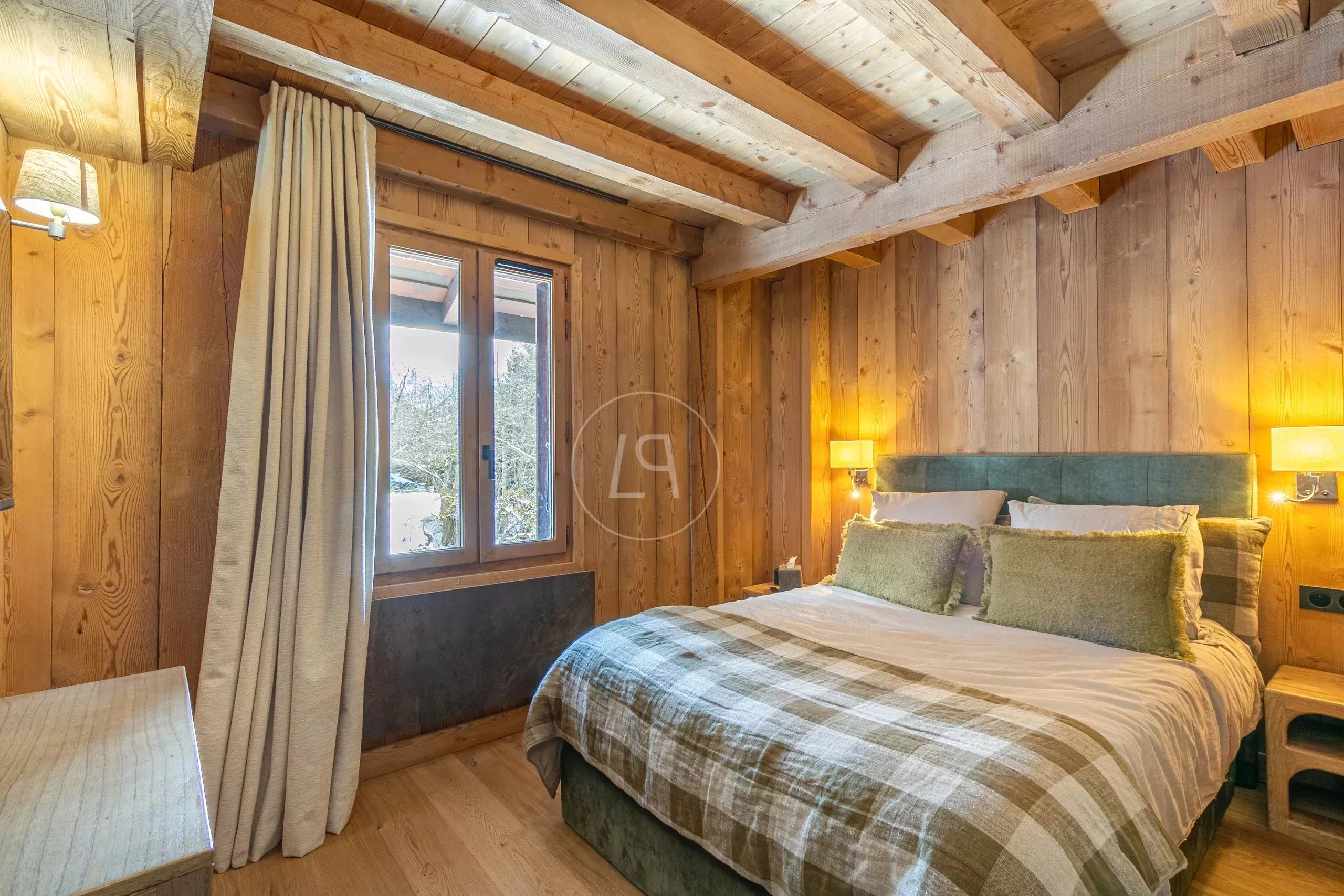 Gemütliches Holzschlafzimmer im Chalet-Stil